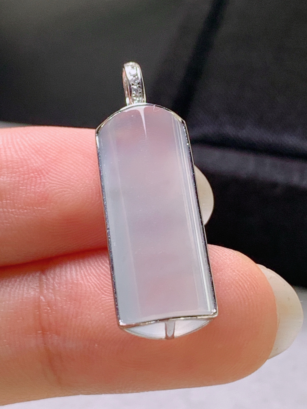 高冰无事牌吊坠，冰透细腻

裸石23.2-9.4-5.5
整体29.6