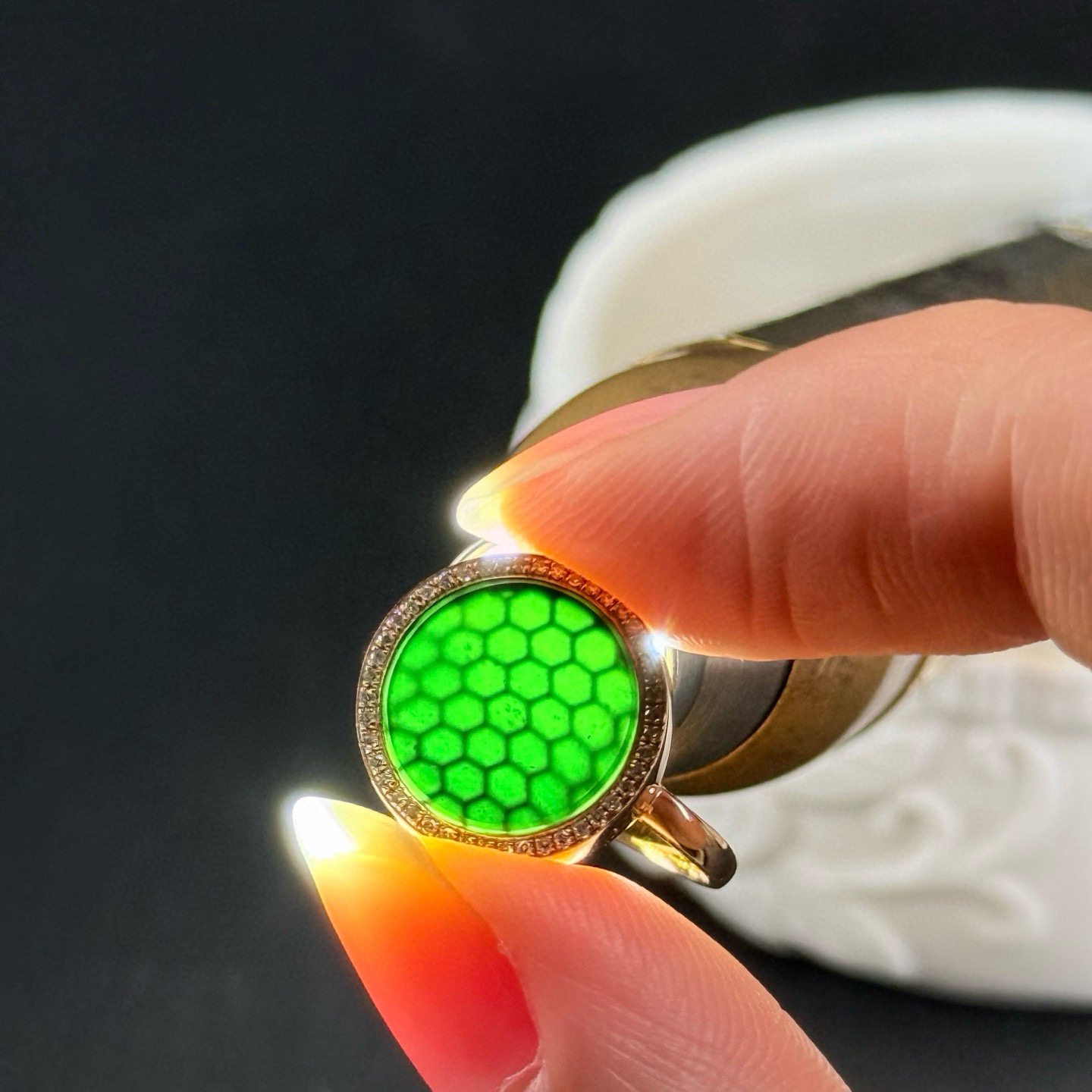 精品18k墨翠圆牌女戒 种好色正 黑度极好 打灯通透 油性十足 尺寸13.5