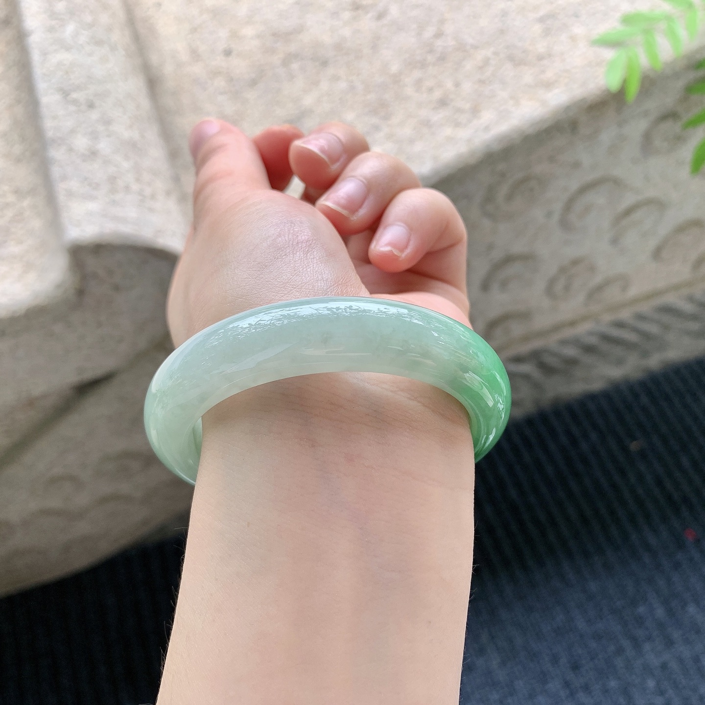 正圈53 54【圈口】54.3/12.8/8.5【编码】A1041210【描述】细糯飘绿，水润，种老，细腻，无裂