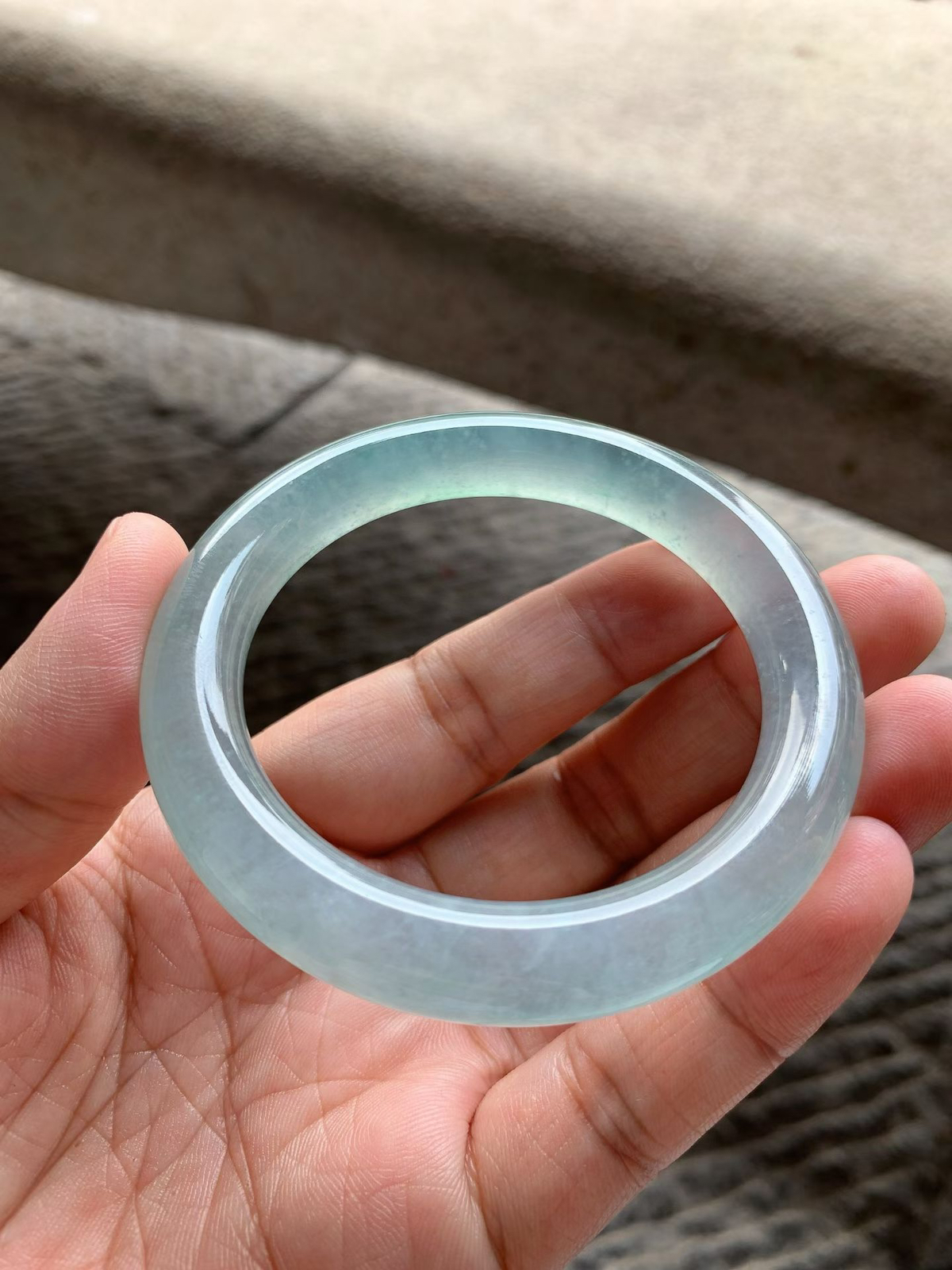 老坑种飘绿花圆条手镯尺寸54.5*10*10 通体冰透，清润水灵，胶感十足，绿花灵气轻盈，上手清冷贵气！