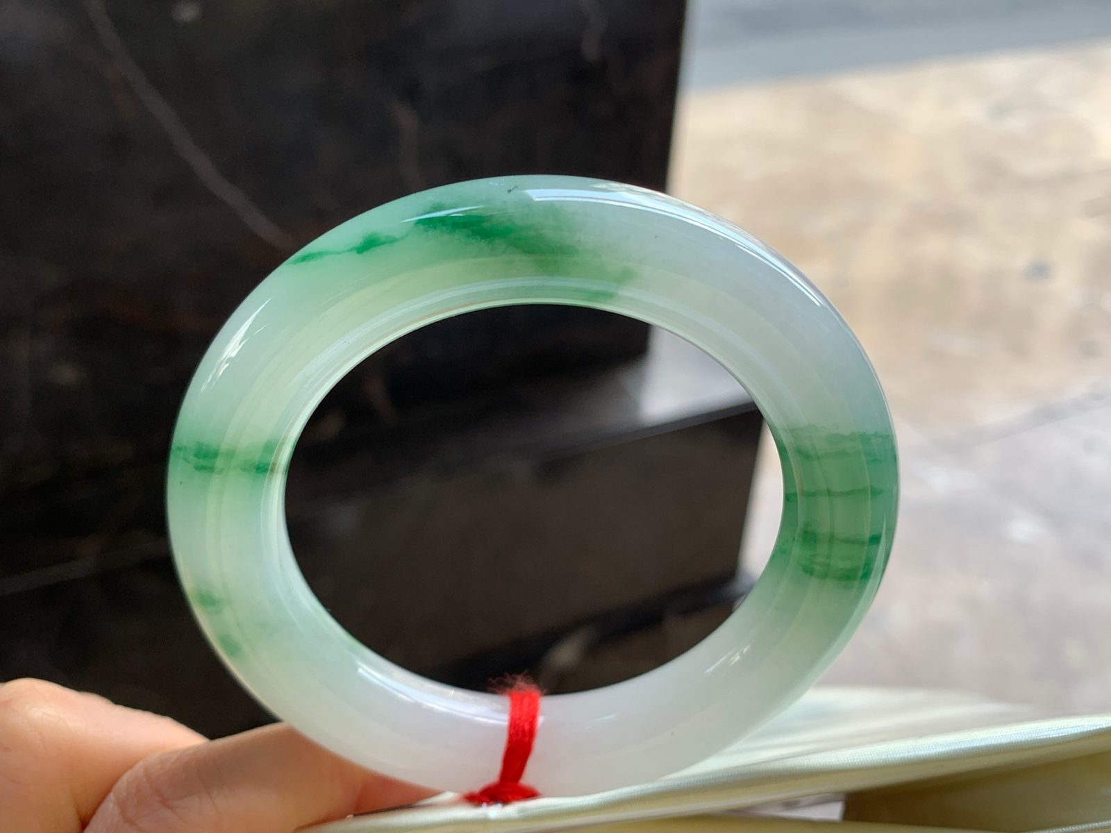 56-12.3

绿花圆条手镯^_^鲜艳 玉质温润