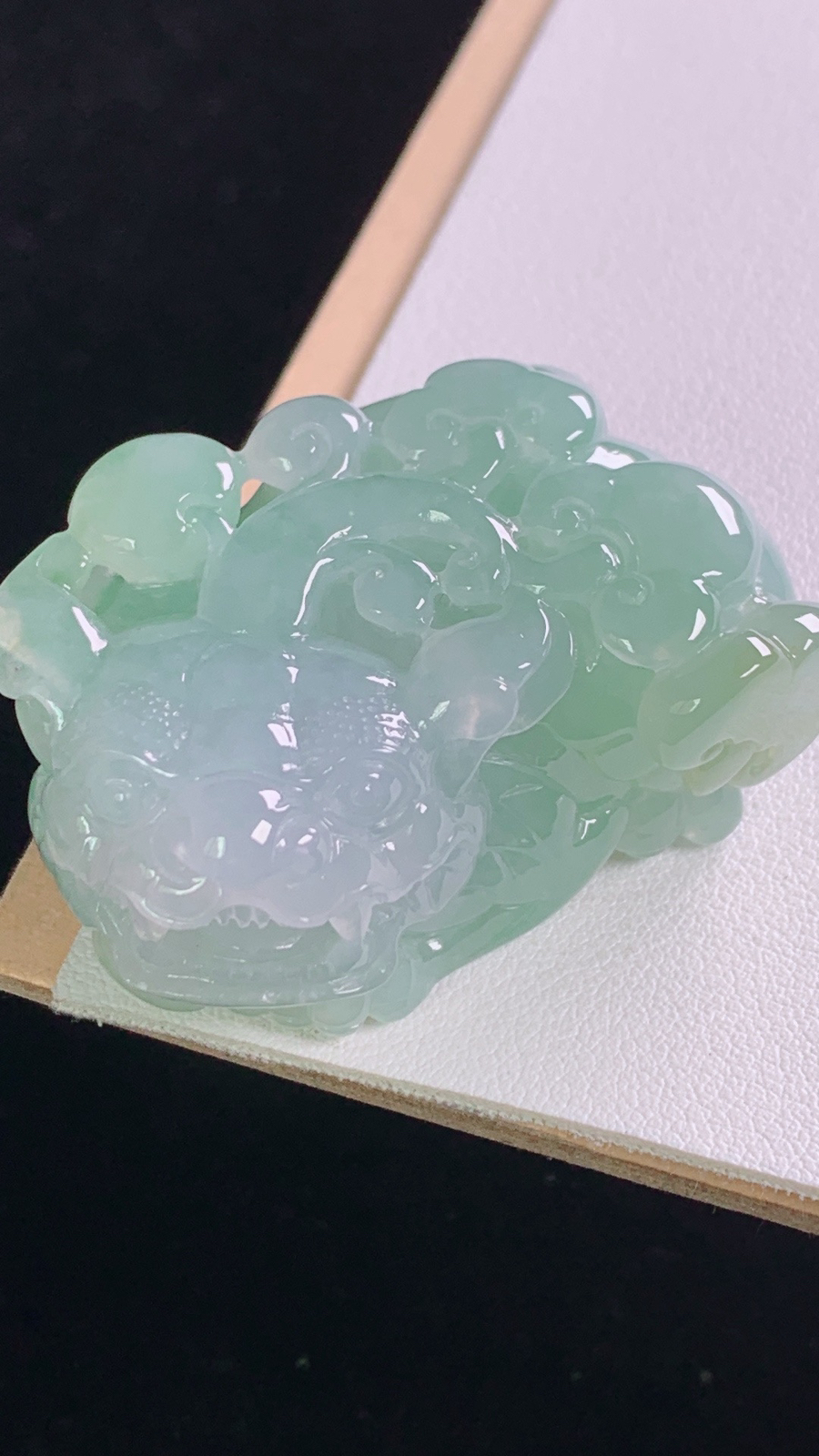 冰飘绿貔貅
花色灵动，雕工精湛，霸气，
尺寸:46.2-34.4-22.2mm 9