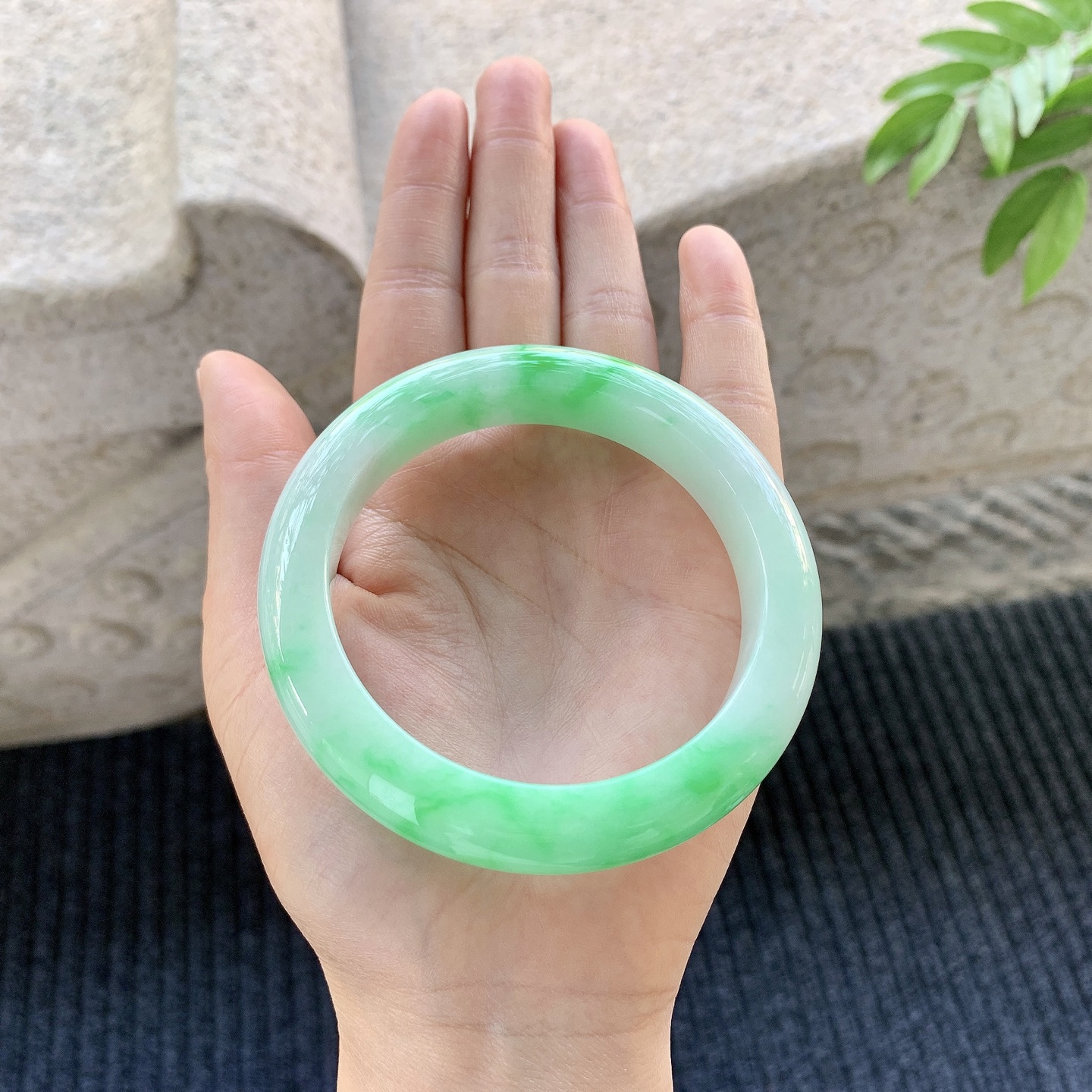 正圈58 59【圈口】59.8/12.5/10【编码】GJ121602【描述】糯冰飘阳绿，水润，种老