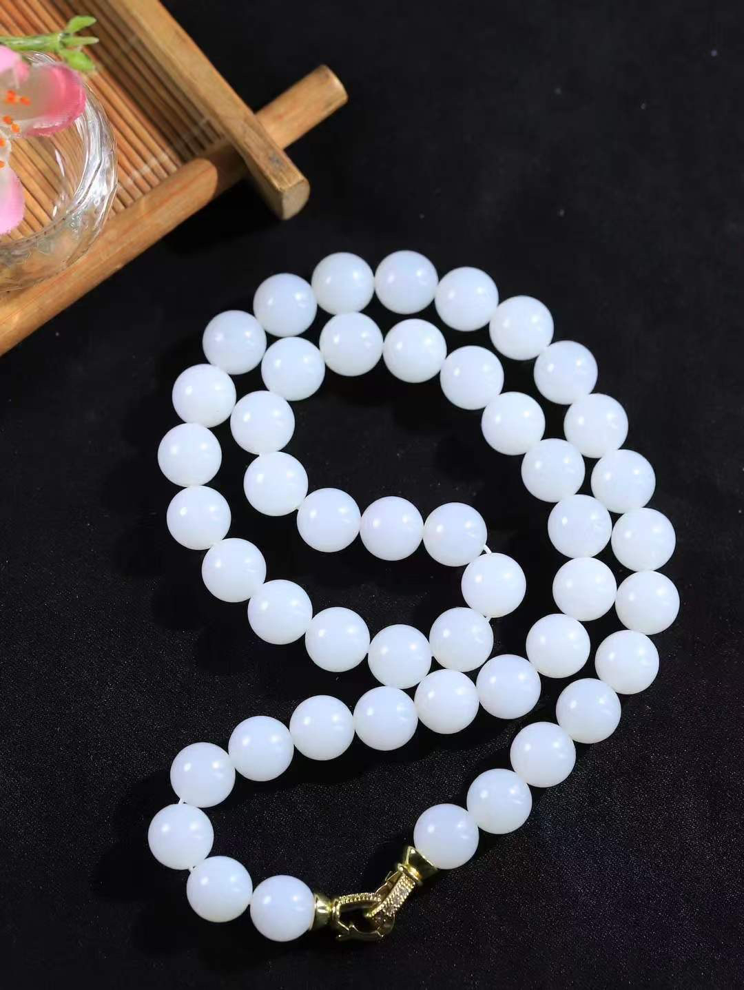 【珠圆玉润.项链】

精品和田玉白玉珠圆玉润项链，项链承载断除百八烦恼的祈愿，亦合四时流转之圆满，腕