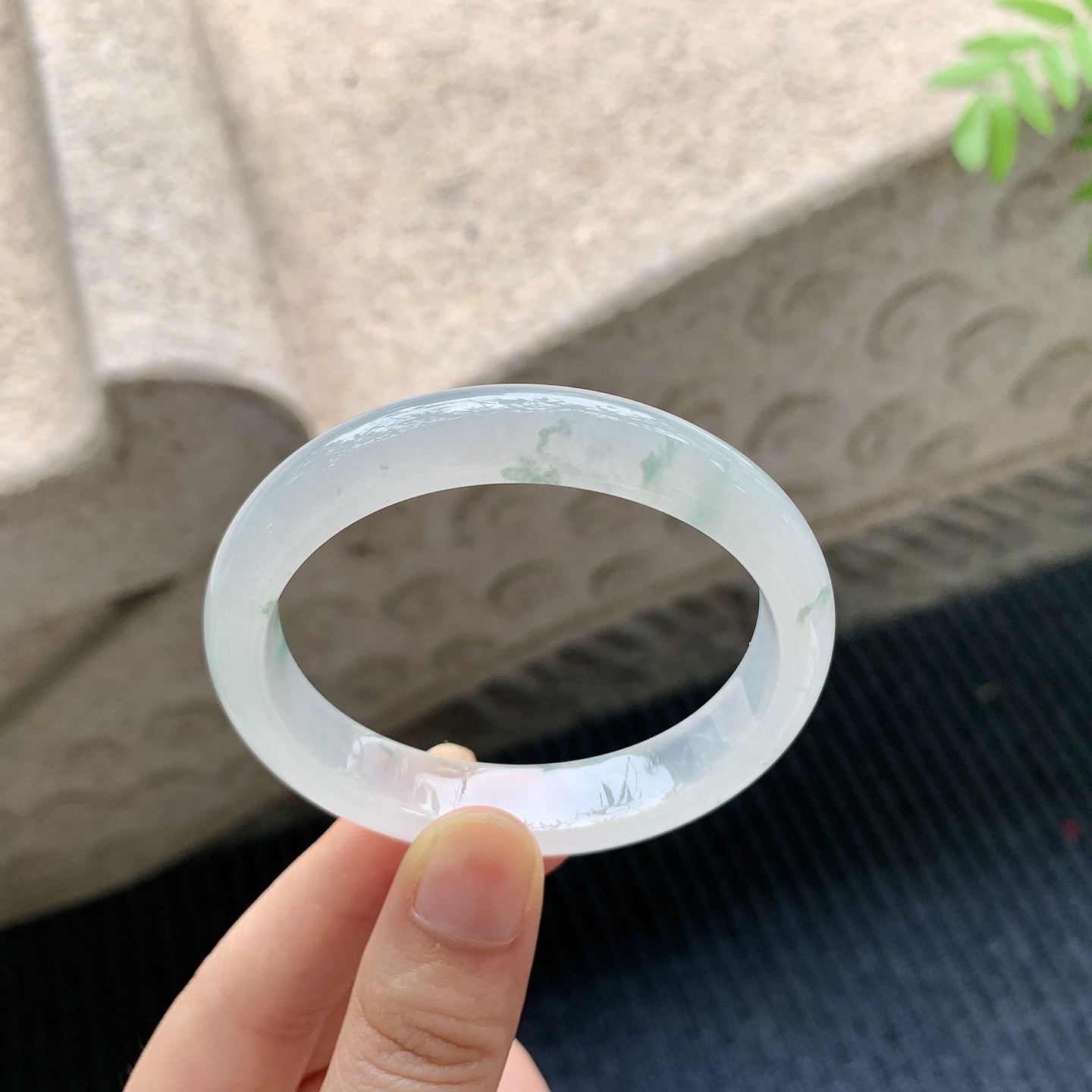 贵妃54 55【圈口】55.3/46.5/11.7/7.2【编码】DZ041213【描述】冰糯飘花，水润，种老，细腻，打灯有棉线