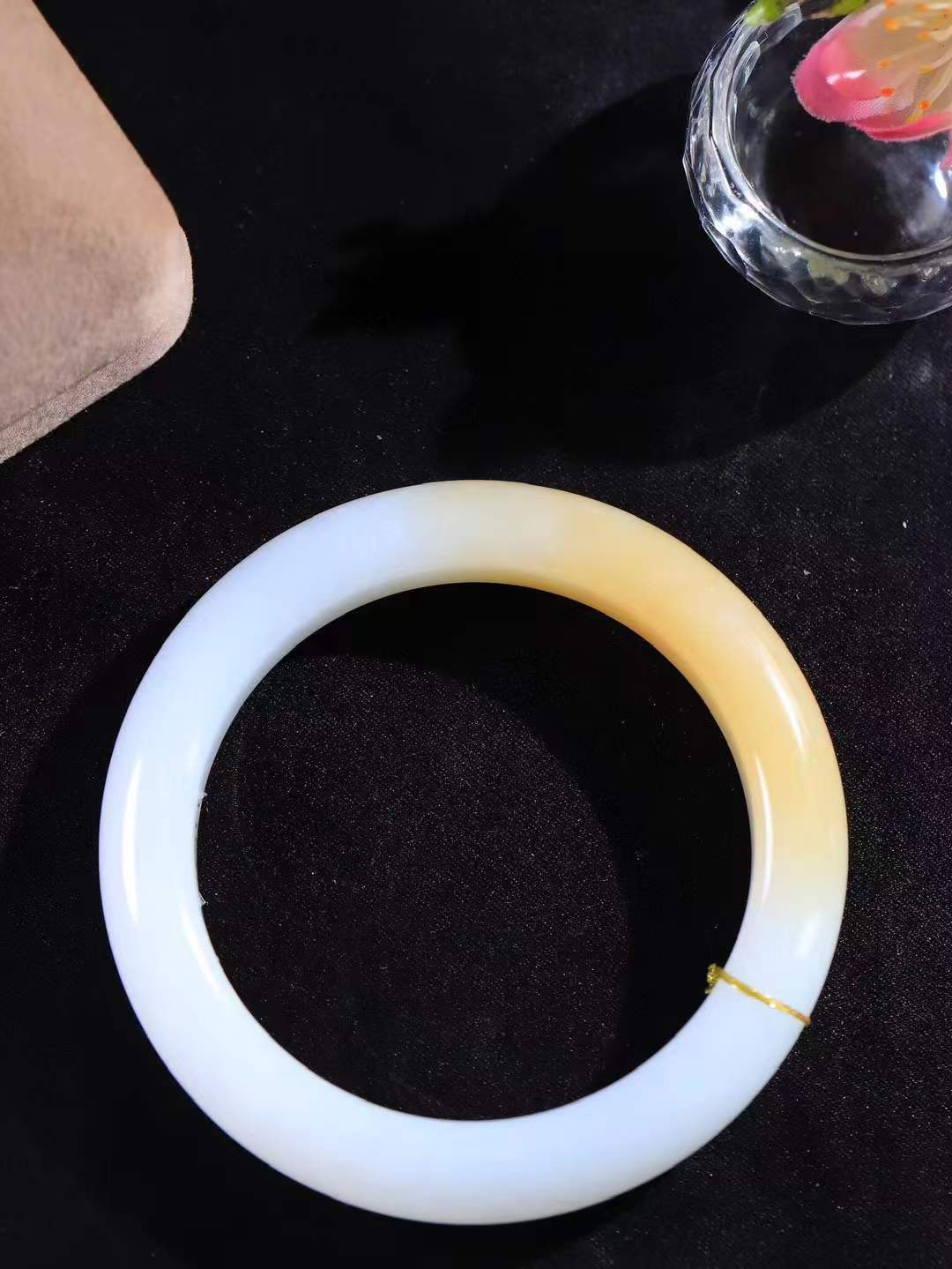 【柔情素语·手镯】

精品和田玉糖白玉手镯，玉质细腻温润，手感舒适，️线条流畅，简约大气，美自天成，佩戴于腕间，婉约之美，举手投足间透出那份低调奢华，醉人心扉。重63.2克 内径圈口58.5mm  尺寸12.2-10mm   FDA-55401103