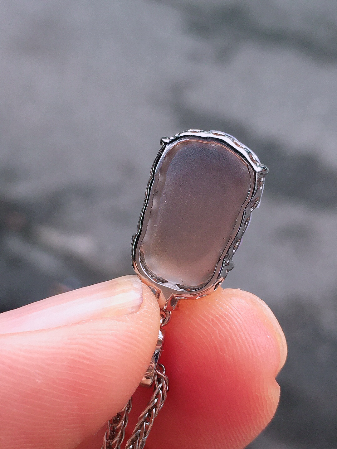 紫罗兰貔貅吊坠，色泽均匀艳丽，玉质细腻，荧光感超
强，饱满圆润，尽显优雅气质，18k
金豪华镶嵌