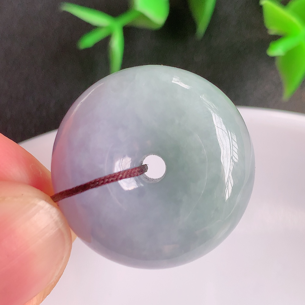 冰润紫罗兰平安扣吊坠，厚装饱满，冰润剔透，细腻水足，种质润泽，飘花灵动，佩戴优雅大气，W42.11   尺寸：23.8-13mm