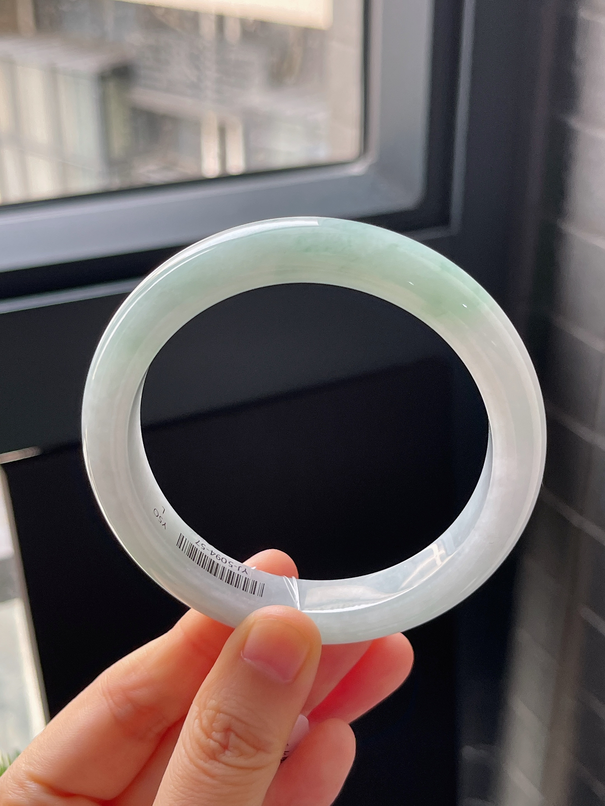 正圈60圈口，翡翠糯化种浅绿色手镯