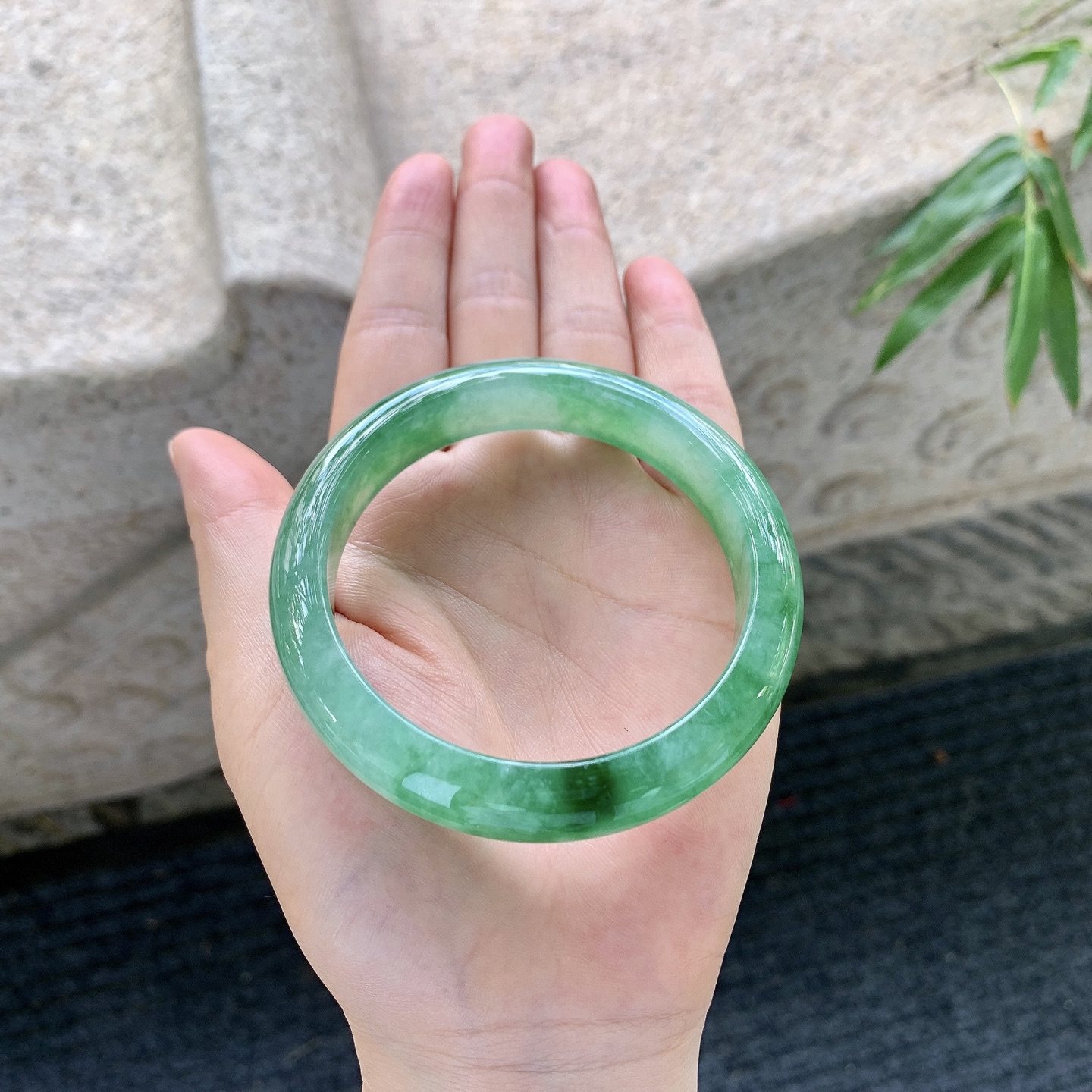 正圈56 57【圈口】57.6/12.6/8.3【编码】A1122371【描述】冰糯辣绿，水润，种老，细腻，无裂