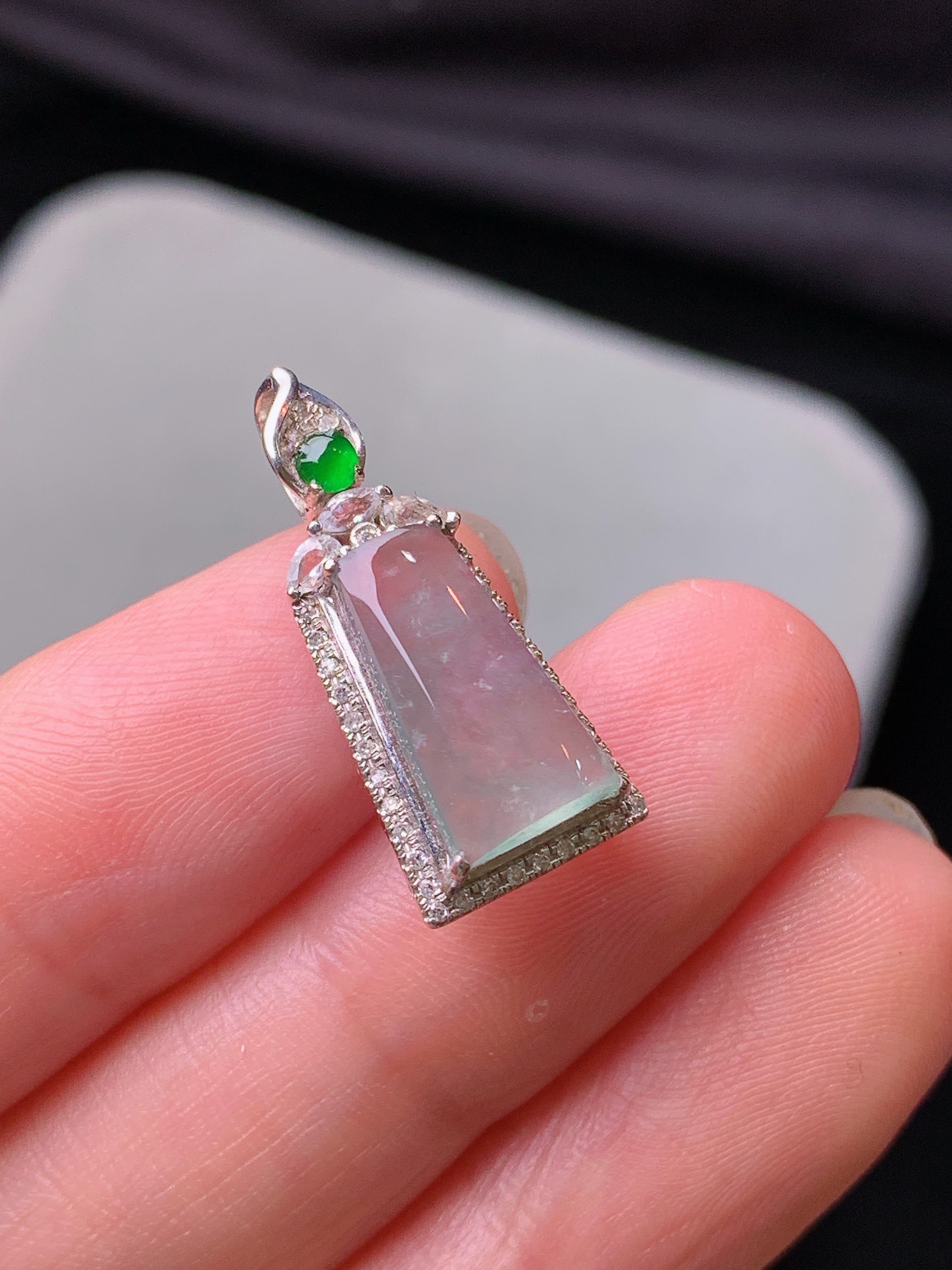 18k金钻镶嵌冰种玉柱吊坠 玉质细腻 色泽艳丽清新 水润亮眼 整体尺寸22.8*10*6.5c5