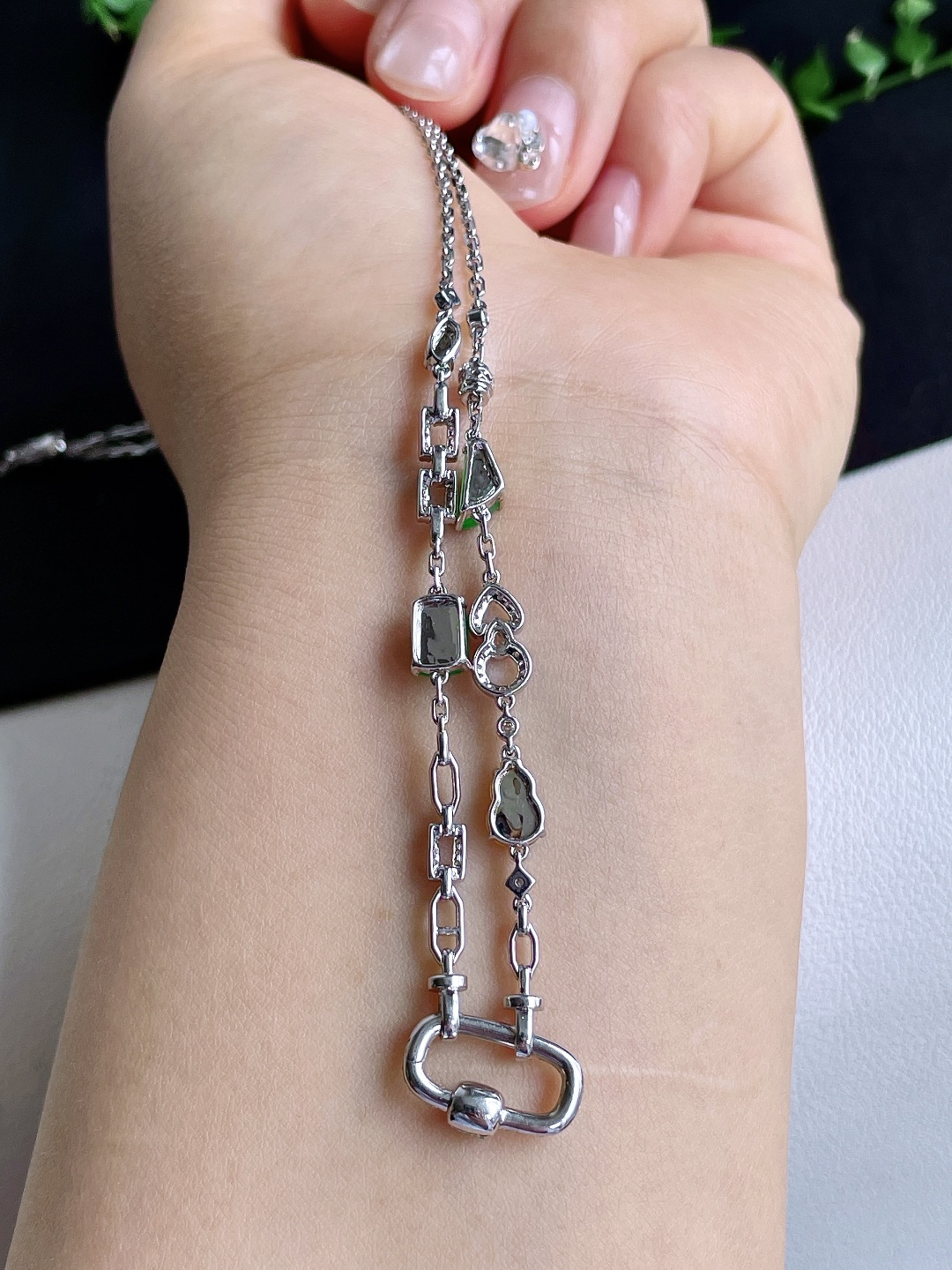 【镶嵌】高冰多宝随形扣项链【说明】缅料 18k金镶嵌 无裂 性比高【裸石】7-5.3-3【重量】10克