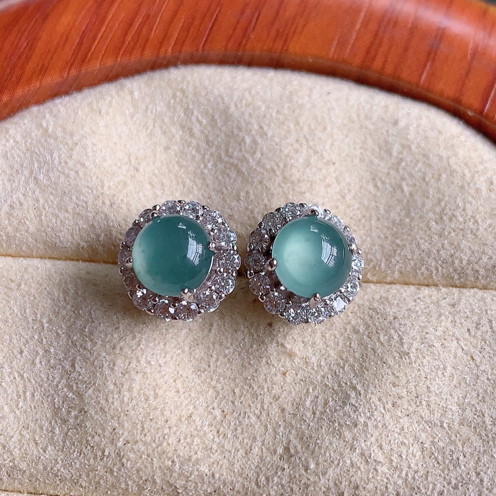 冰晴水翡翠耳钉，自然光实拍，翠色灵动，颜色漂亮，种老水足，品相佳，佩戴佳品！W481.11  取一整