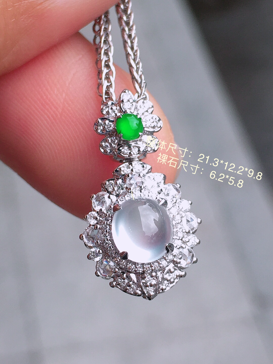 玻璃种蛋面吊坠，玉质细腻，荧光感超
强，饱满圆润，尽显优雅气质，18k
金豪华镶嵌