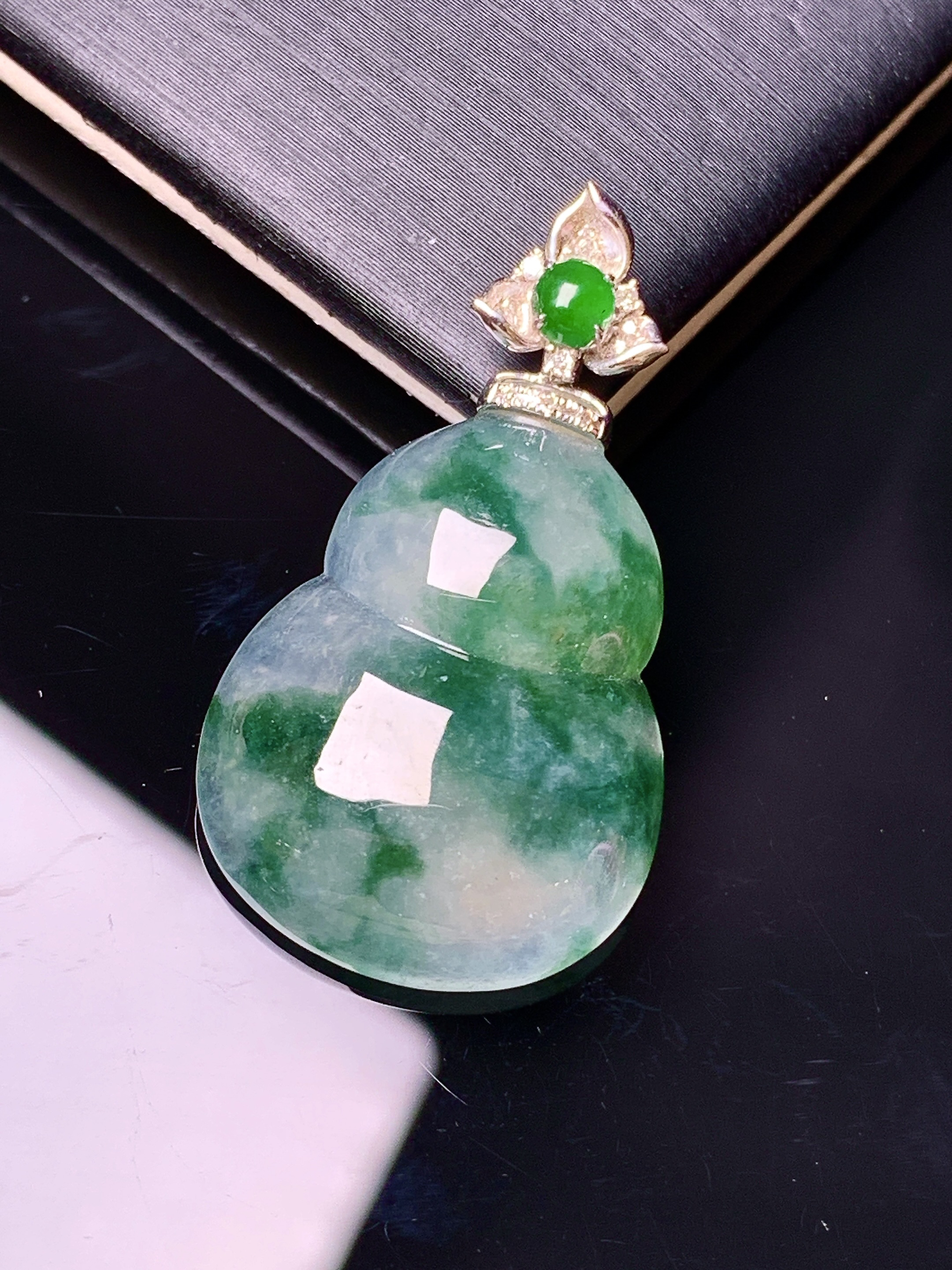 18k金钻镶嵌冰种飘绿葫芦吊坠 玉质细腻 色泽艳丽清新 水润亮眼 整体尺32.3*18.3*5.3yz