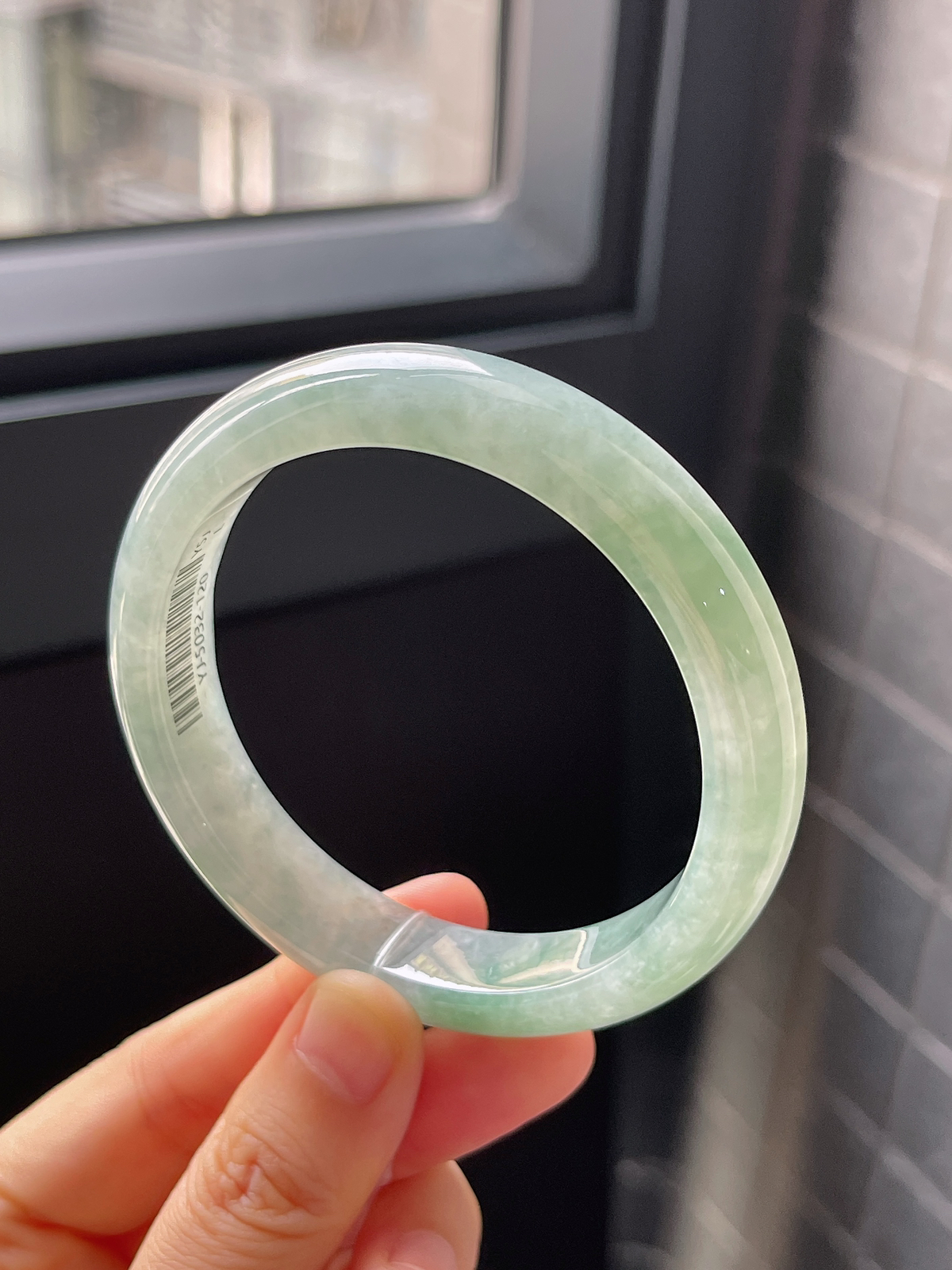 正圈57.7圈口，翡翠冰糯种淡绿色手镯