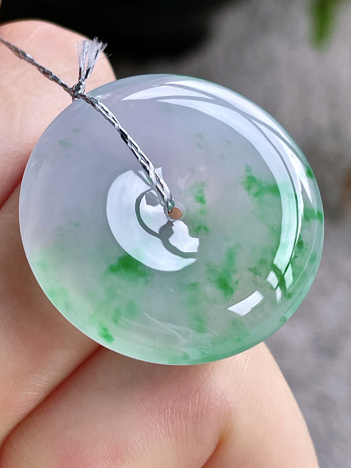 【裸石】高冰飘绿花平安扣吊坠
【说明】缅料 性价比高 飘花
【尺寸】29.5-5.9