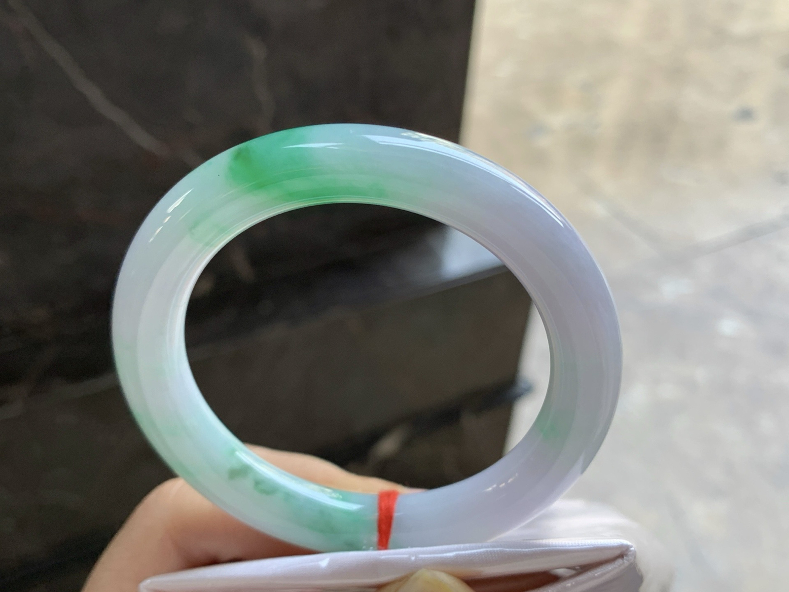 52.5-9.8

飘绿圆条手镯^_^玉质温润 色阳细腻