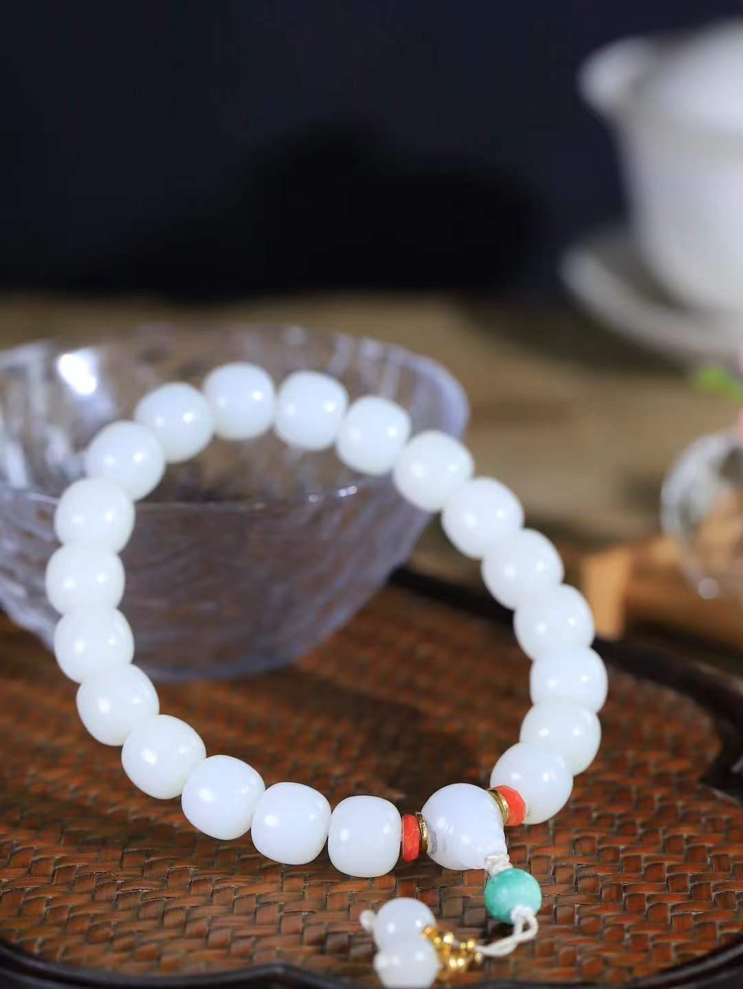 （老型珠.手串）

精品和田玉白玉老型珠手串，玉质细腻油润 饱满光滑 质朴无华，悠远简单，人心境界远，百世修炼深，心灵常驻善意持，觉悟人生百世修。重46克    尺寸取一10-10.8mm    10401000A