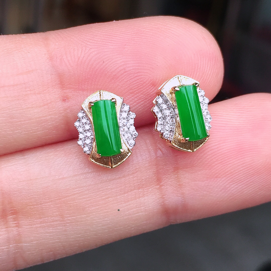 阳绿马鞍耳钉，色泽均匀艳丽，玉质细腻，荧光感超
强，饱满圆润，尽显优雅气质，18k
金豪华镶嵌