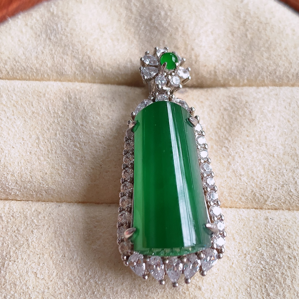 冰润满绿无事牌翡翠吊坠，平平安安，万事如意，沁人心脾，清秀高雅，925银镶 W481.11   整体尺寸：33.5-13.8-11.5mm   裸石尺寸：18.5-9mm