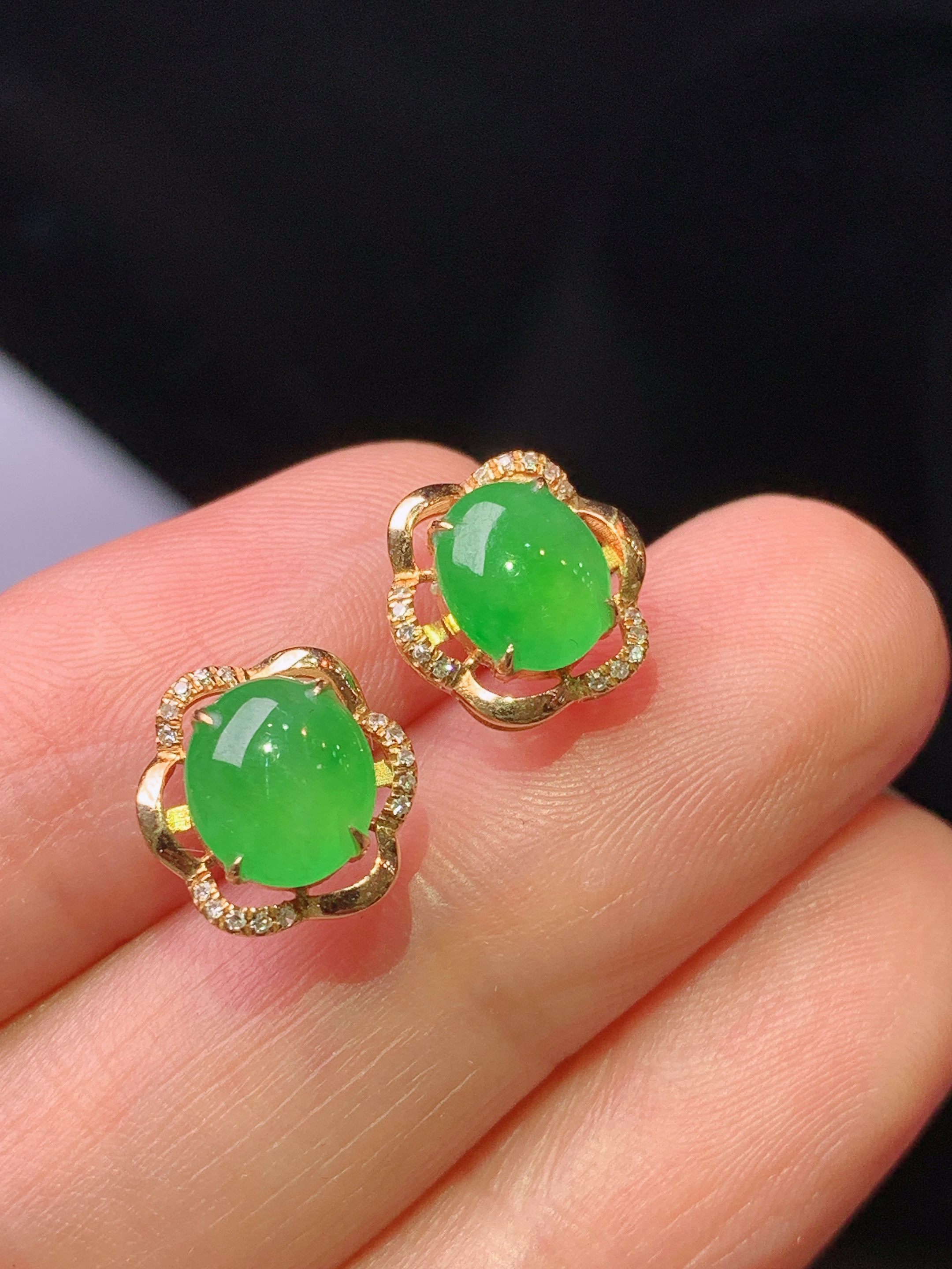 18k金钻镶嵌翠绿蛋面耳钉 玉质细腻 色泽艳丽清新 水润亮眼 整体尺寸10*4.5yz