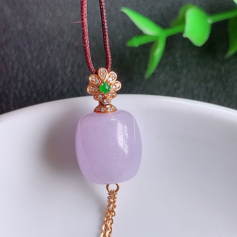 18k金伴钻冰润紫罗兰路路通翡翠吊坠  款式新颖时尚，日常百搭的款。满满的份量感，紫气东来，清秀高雅，上身效果优雅迷人！性价比超值  W42.11  整体尺寸：40-11.2mm  裸石尺寸：11.5-11.2mm