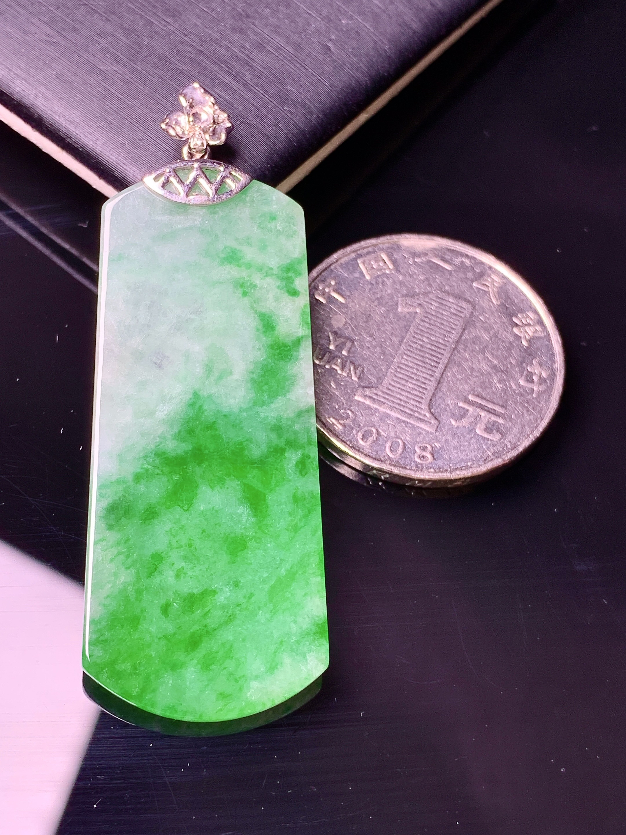 18k金钻镶嵌吊坠 玉质细腻 色泽艳丽清新 水润亮眼 整体尺寸51.6*18.6*2.5c1