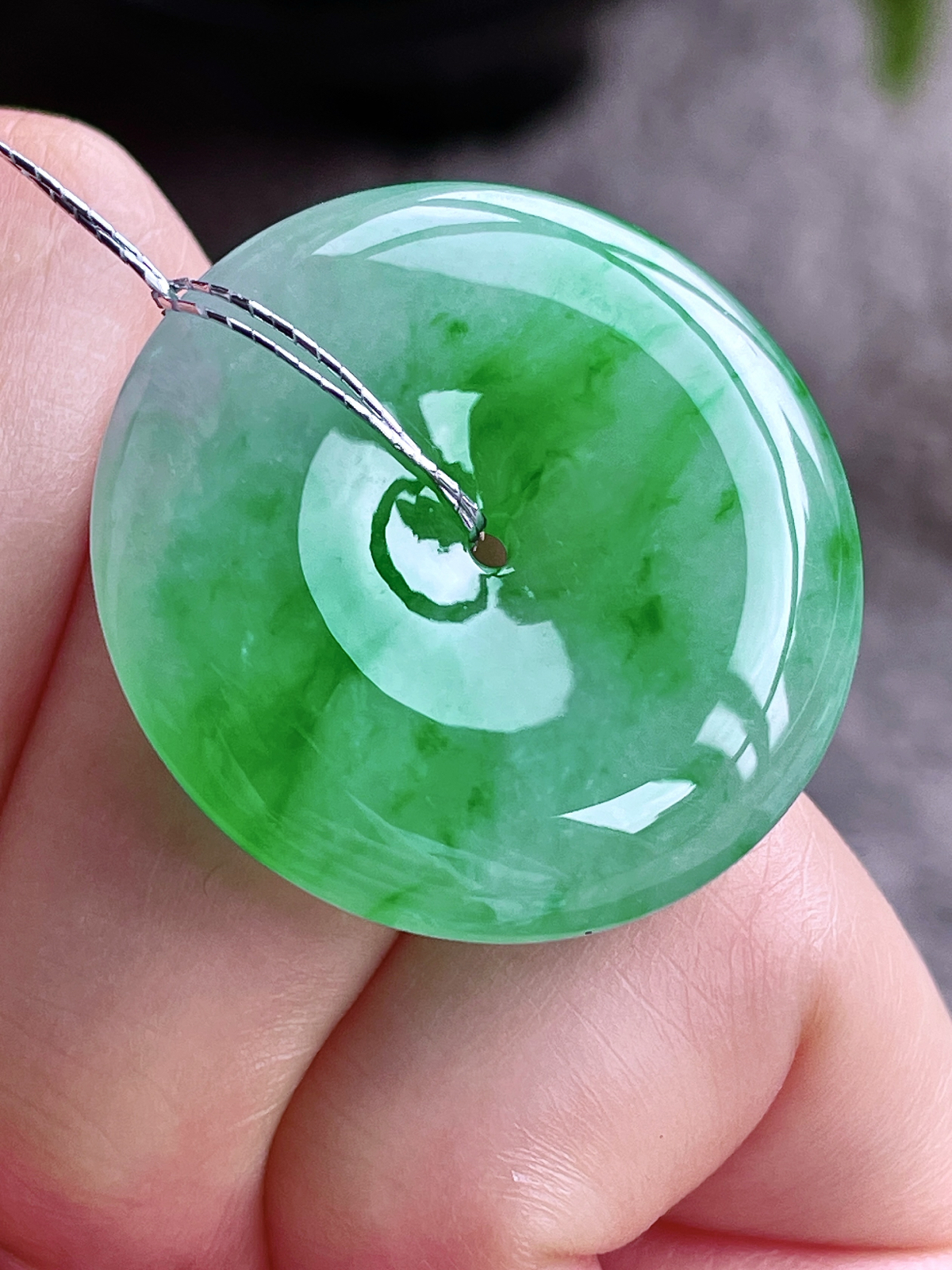 【裸石】高冰阳绿平安扣吊坠
【说明】缅料 性价比高  
【尺寸】30-5.7