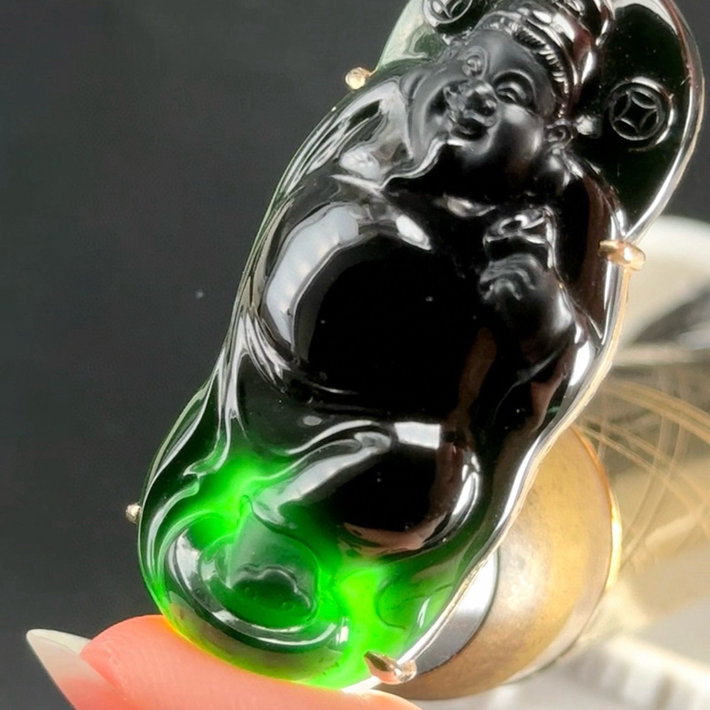 精品18k墨翠财神 种好色正 黑度极好 打灯通透 油性十足 尺寸55.6