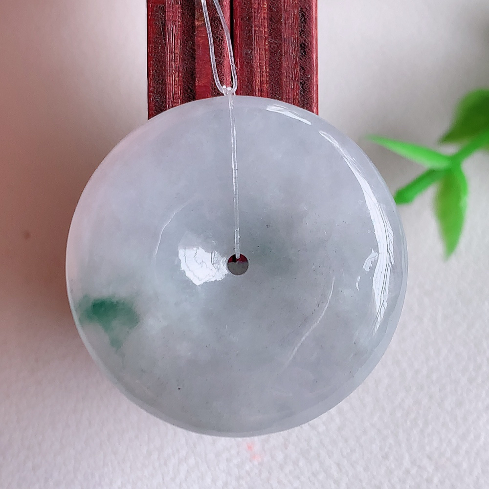 冰润飘花平安扣吊坠，厚装饱满，冰润剔透，细腻水足，种质润泽，飘花灵动，佩戴优雅大气，W49.11   尺寸：27-5.8mm