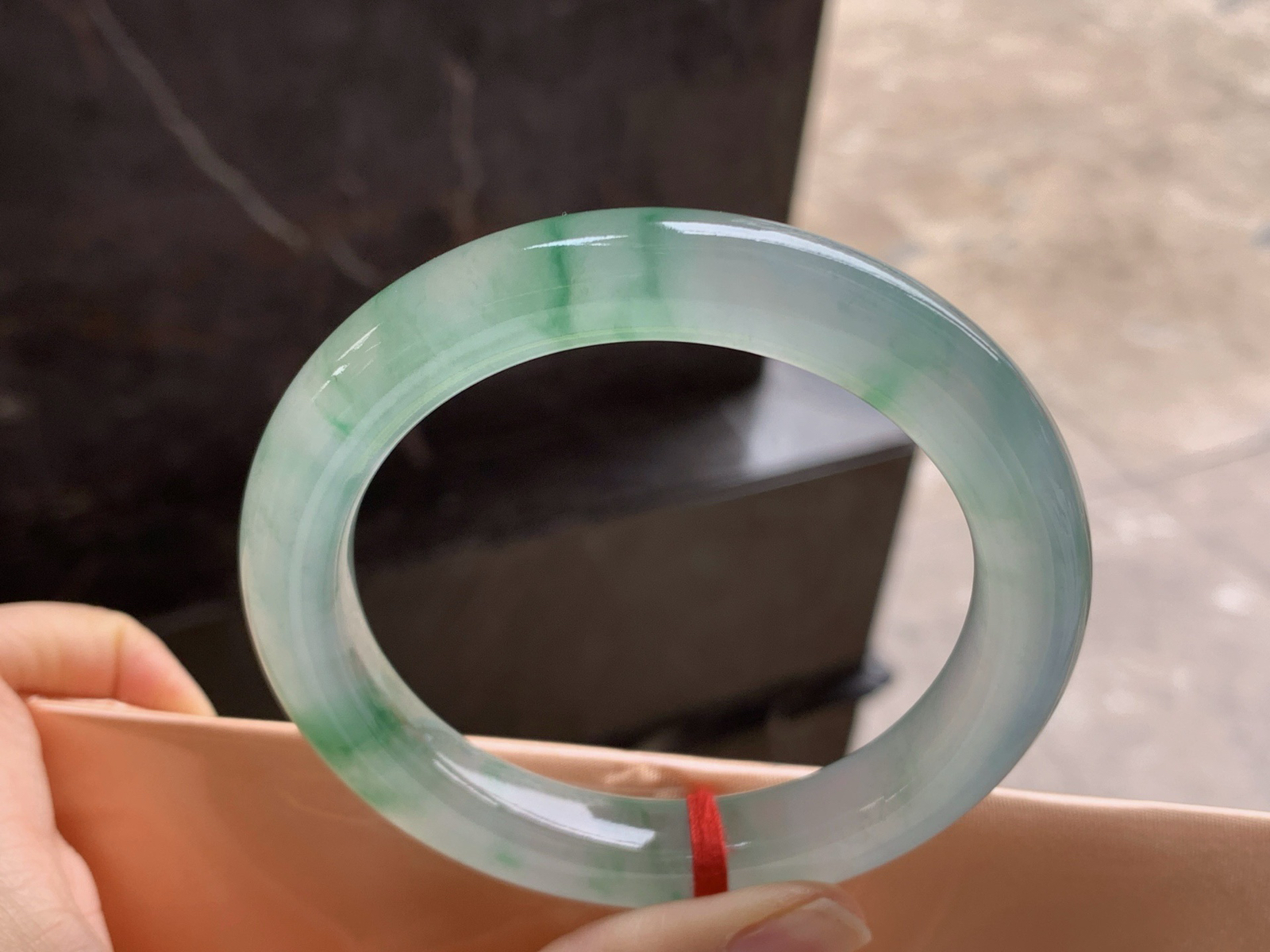 58.5-11.3

冰种绿花圆条手镯^_^种老 飘花好看