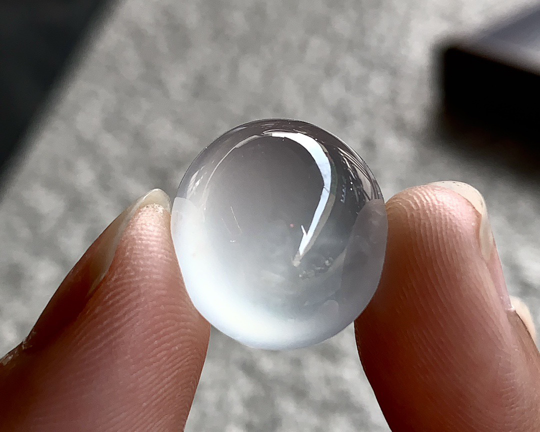 ️ 高冰蛋面，起荧起胶，肉眼不见棉絮，仅余一汪清冽冰湖在戒面荡漾  
尺寸16.8×15×9.8