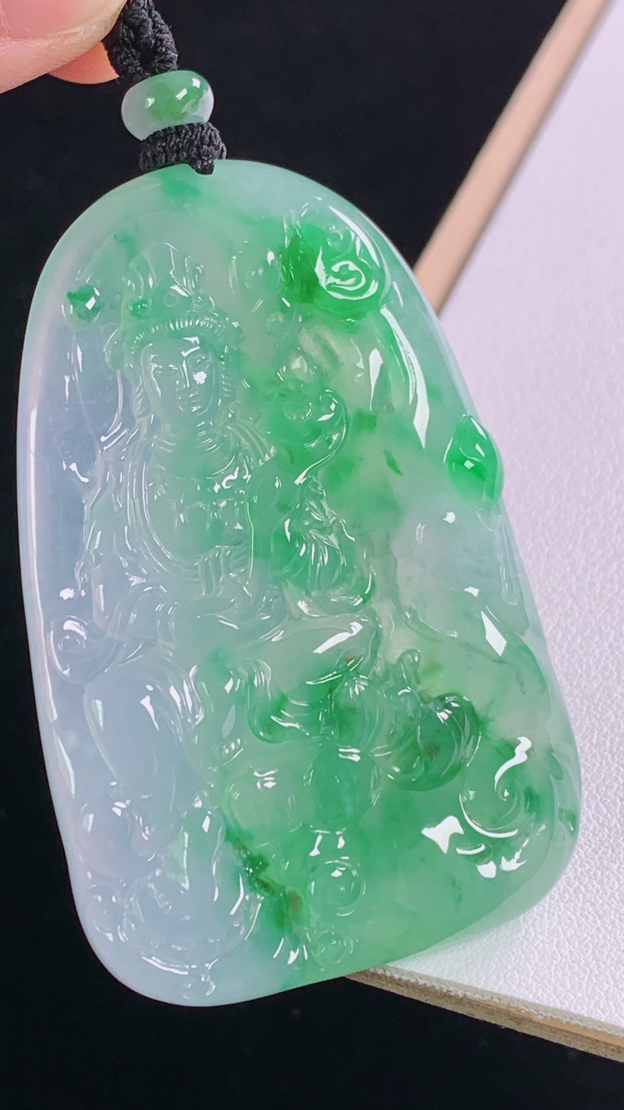 冰飘绿观音菩萨
花色灵动，光感十足，
尺寸:66.8-60.4-39.2-7.7mm