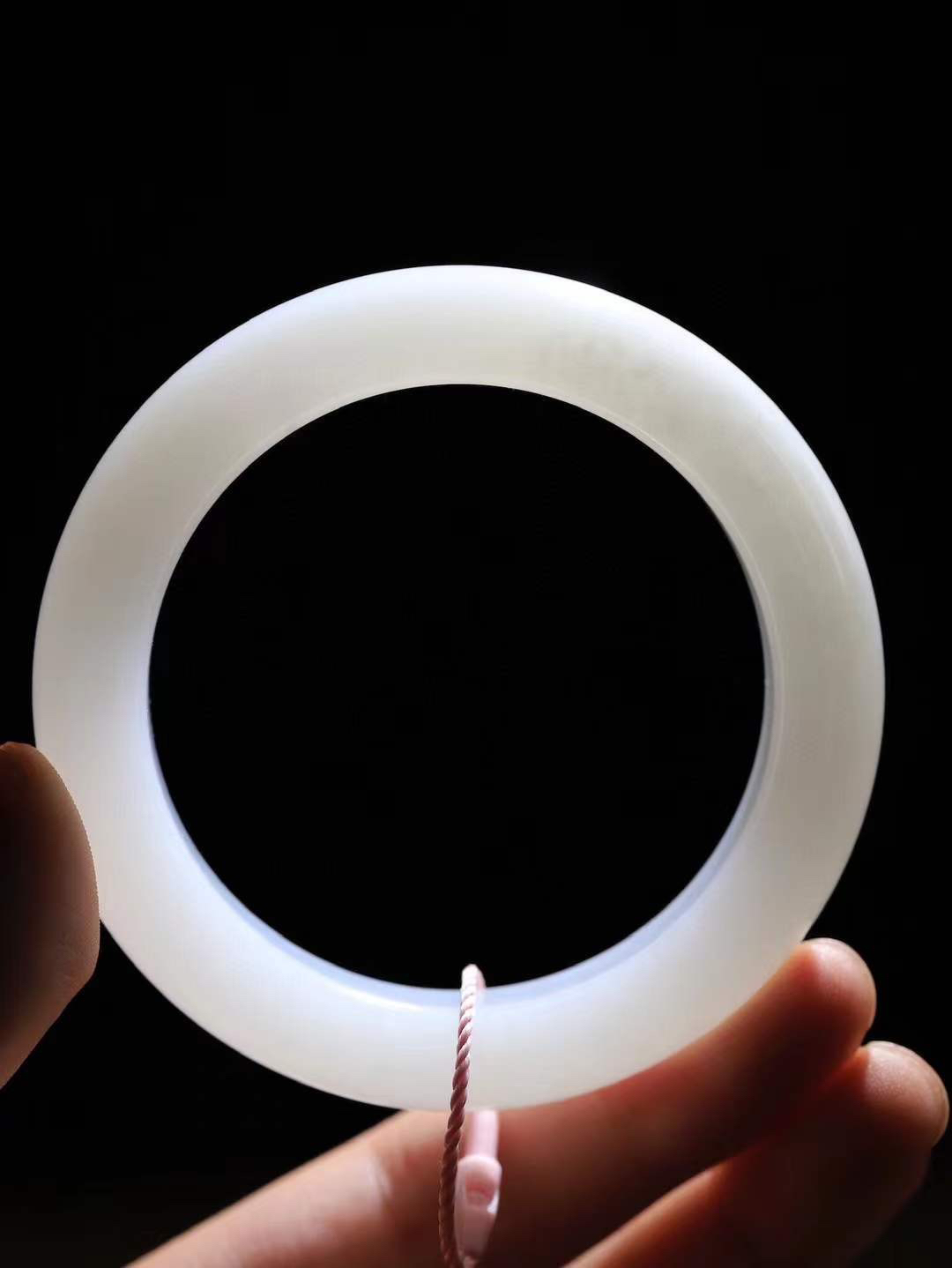 【腕间柔情.手镯】   

精品和田玉糖白玉手镯 玉质温润细腻 油性十足 古朴秀雅 轻抚岁月的栏杆软香温玉，腕间玉镯轻轻晃动，令人情动心间，撷一缕月末的芬芳，把心思铺陈，时光静美，惟有你最温柔。重77.2克   尺寸55.5-14.8-10.5mm  46401155A