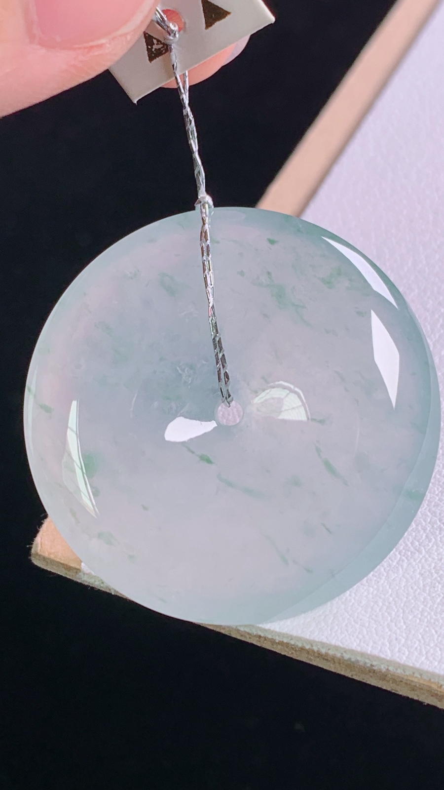 冰飘花平安扣
花色灵动，光感十足，
尺寸:33.3-6.3mm 8