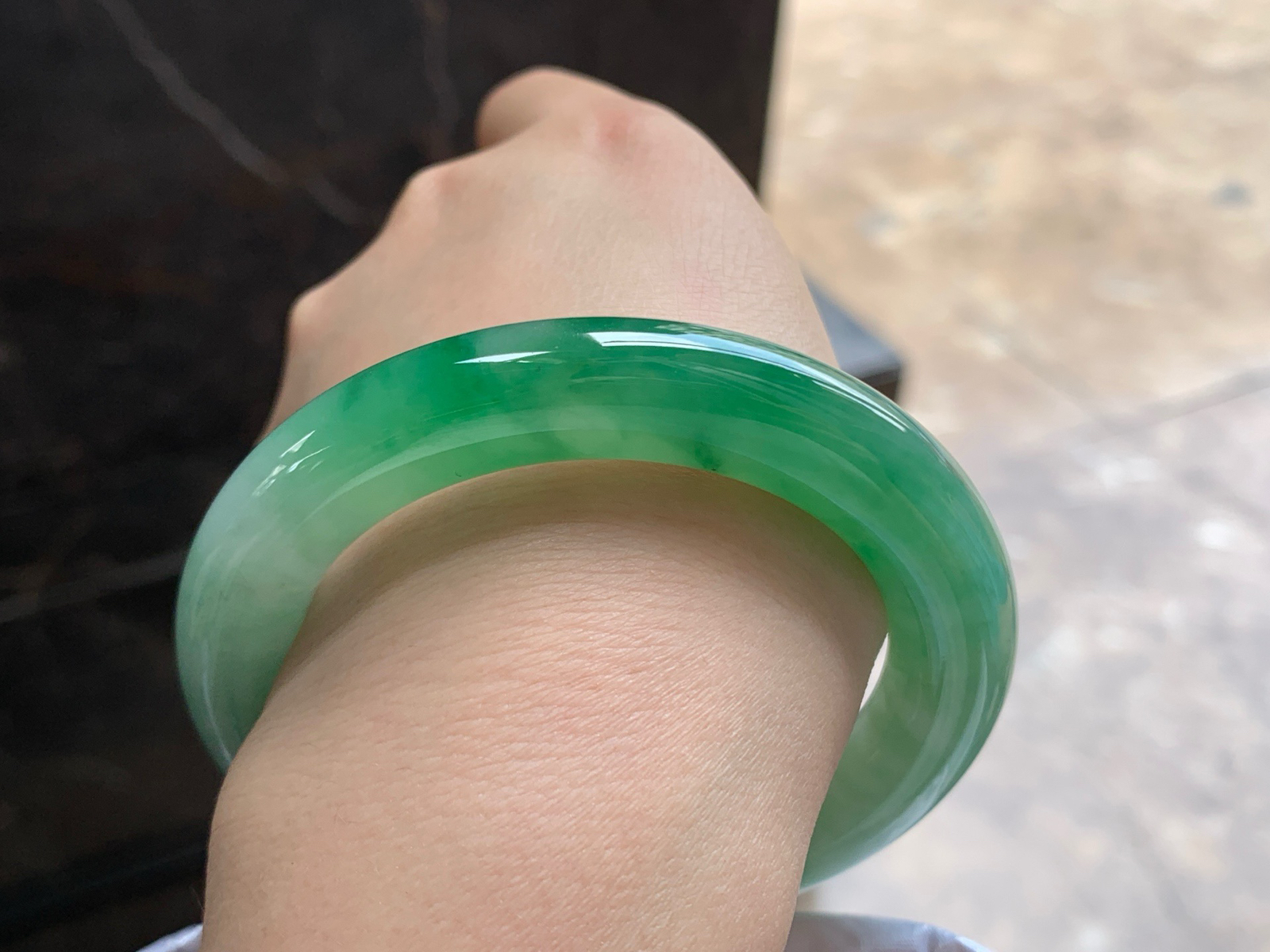 54-11

绿色圆条手镯^_^鲜艳 玉质温润