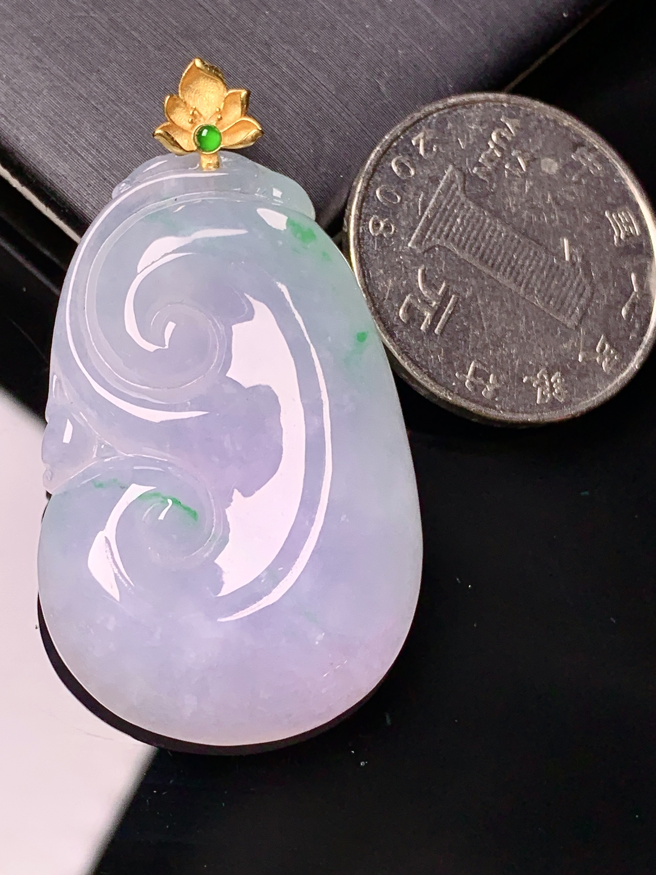 18k金镶嵌飘绿如意吊坠 玉质细腻 色泽艳丽清新 水润亮眼 整体尺寸45.8*25.6*5.5j2