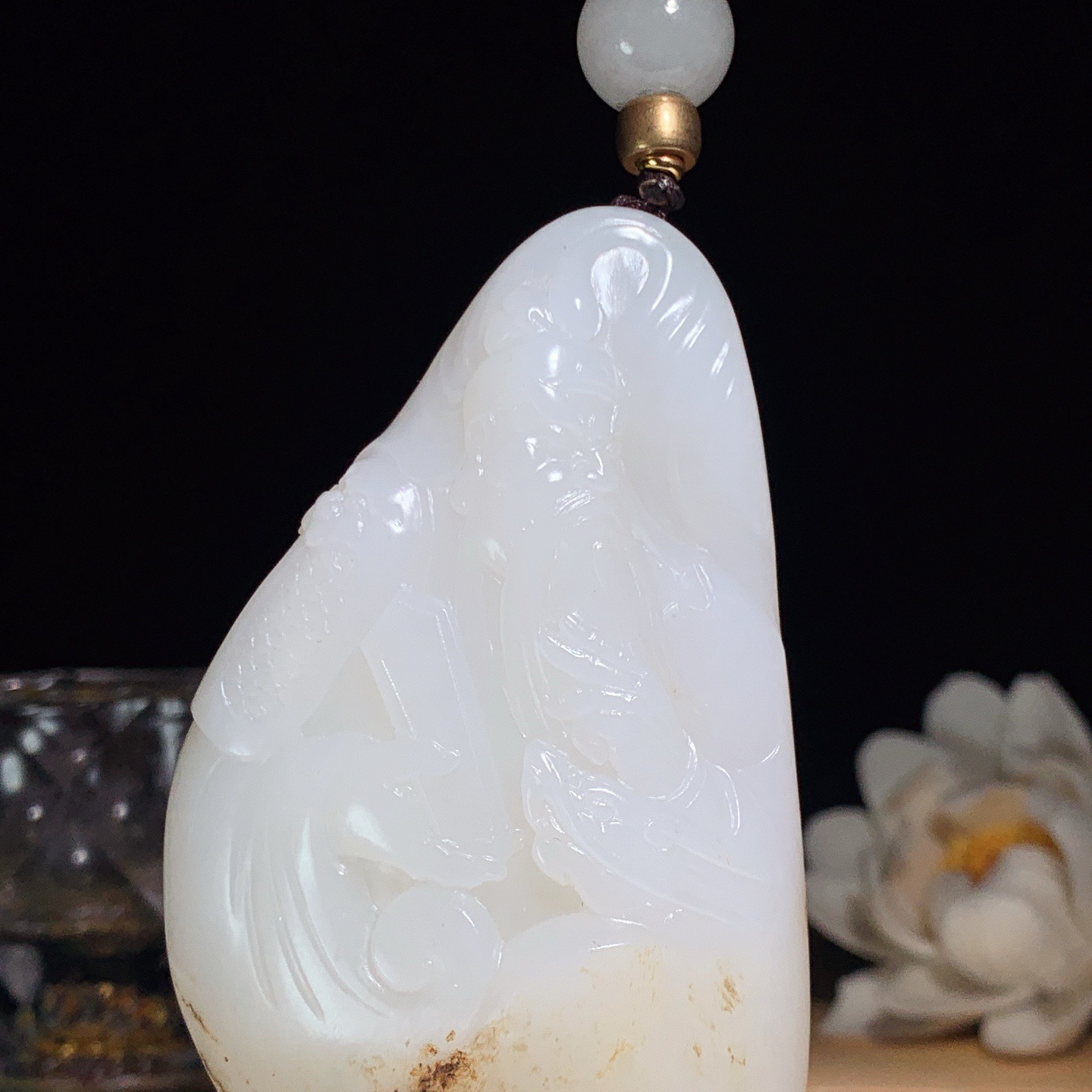 收藏级！新疆和田玉白玉籽料忠义千秋关公把件！尺寸85/49/26重163克。玉质细腻油润。手推出油。品相大气 lt260410