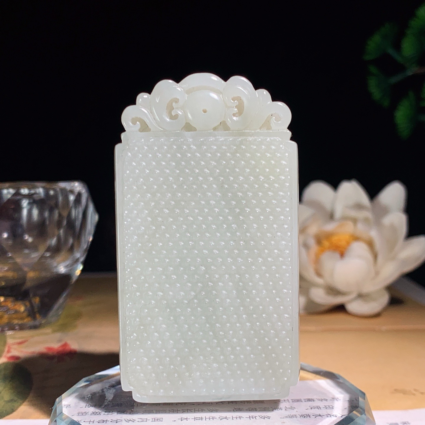 新疆和田玉红皮料平安无事牌挂件！尺寸66/37/10重64.5克。玉质细腻油润。手推出油。品相大气 lt260410