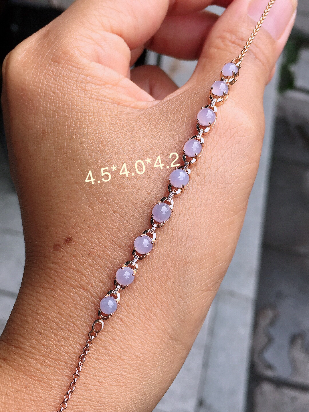 紫罗兰蛋面手链，色泽均匀艳丽，玉质细腻，荧光感超
强，饱满圆润，尽显优雅气质，18k
金豪华镶嵌