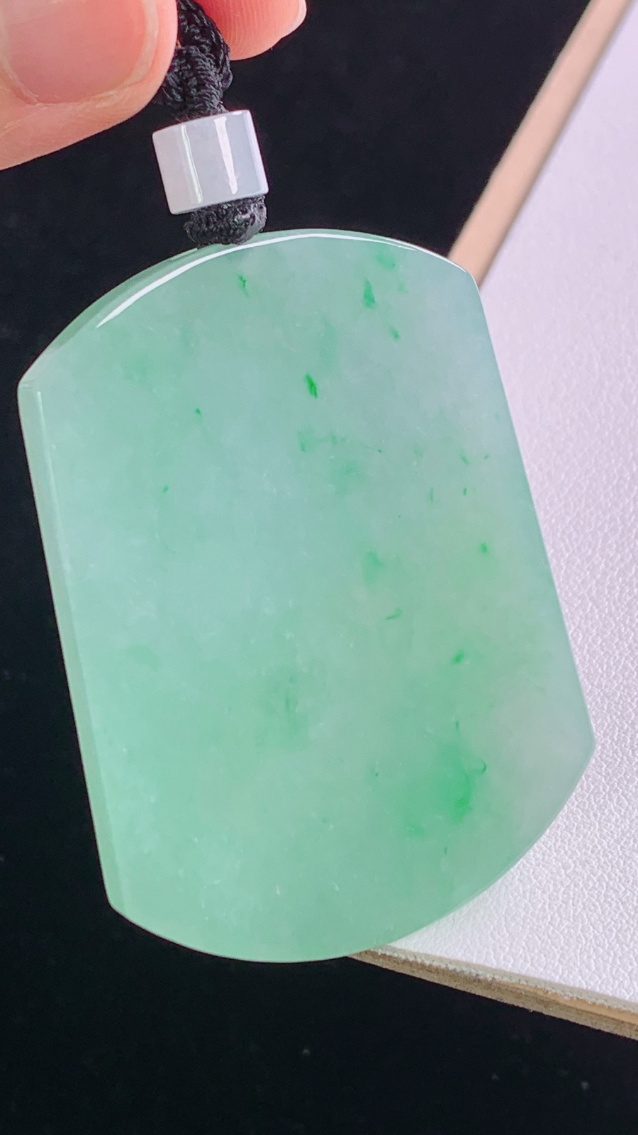 冰晴无事牌
种色兼备，水润细腻，
尺寸:63.4-54.3-40.9-5.4mm 9