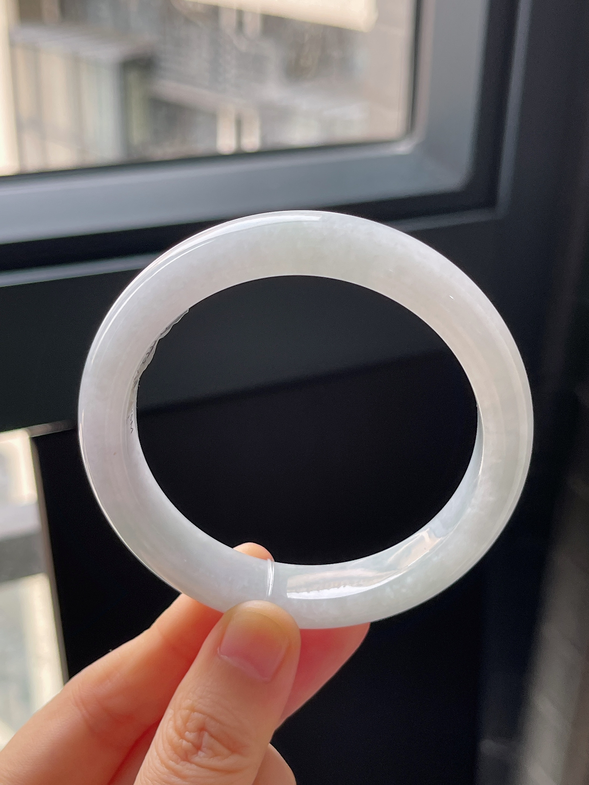 正圈56.8圈口，翡翠冰糯种淡绿色手镯