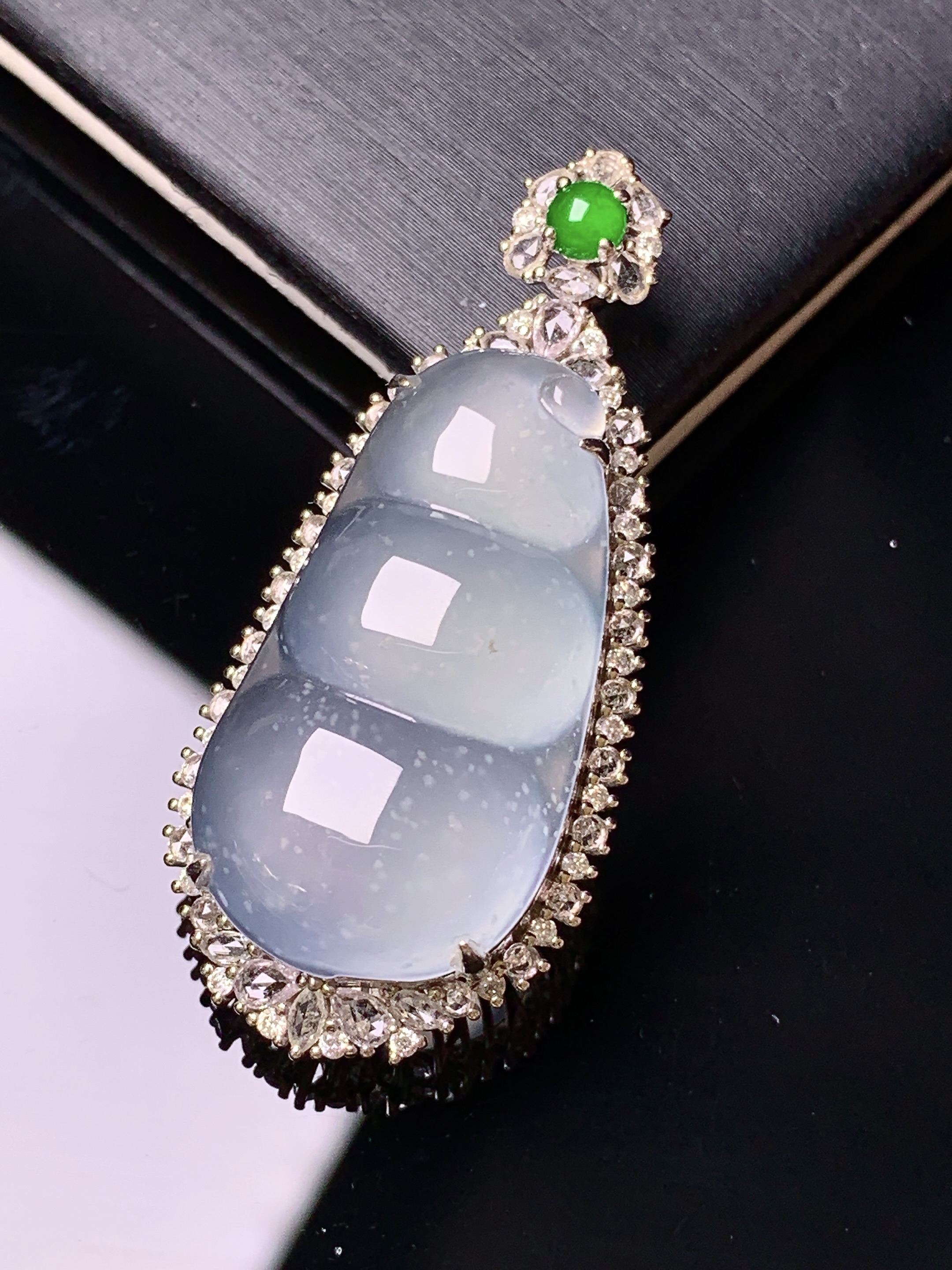 18k金钻镶嵌冰种四季豆吊坠 玉质细腻 色泽艳丽清新 水润亮眼 整体尺寸40.5*18.2*10.5c1