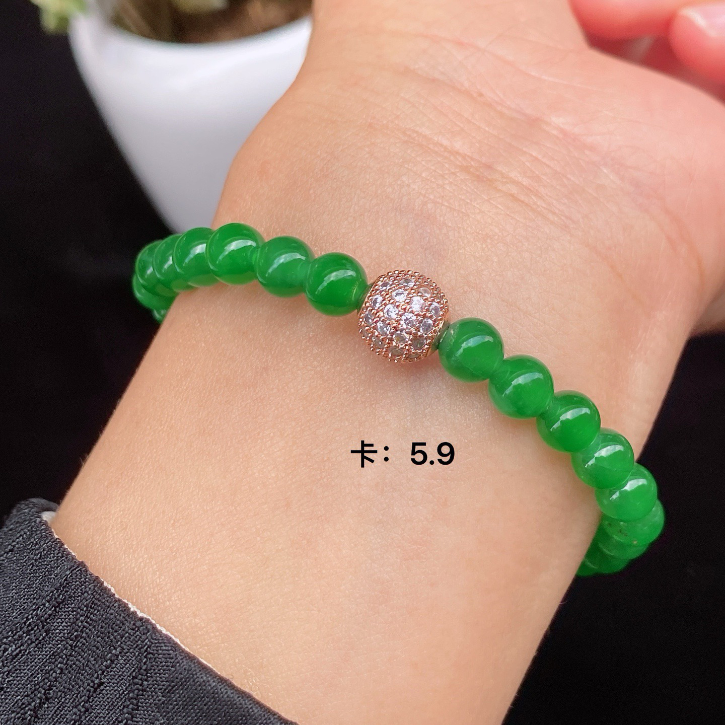 冰阳绿小米珠手串 
冰透种好 色辣色阳
色满色均 实物更美～