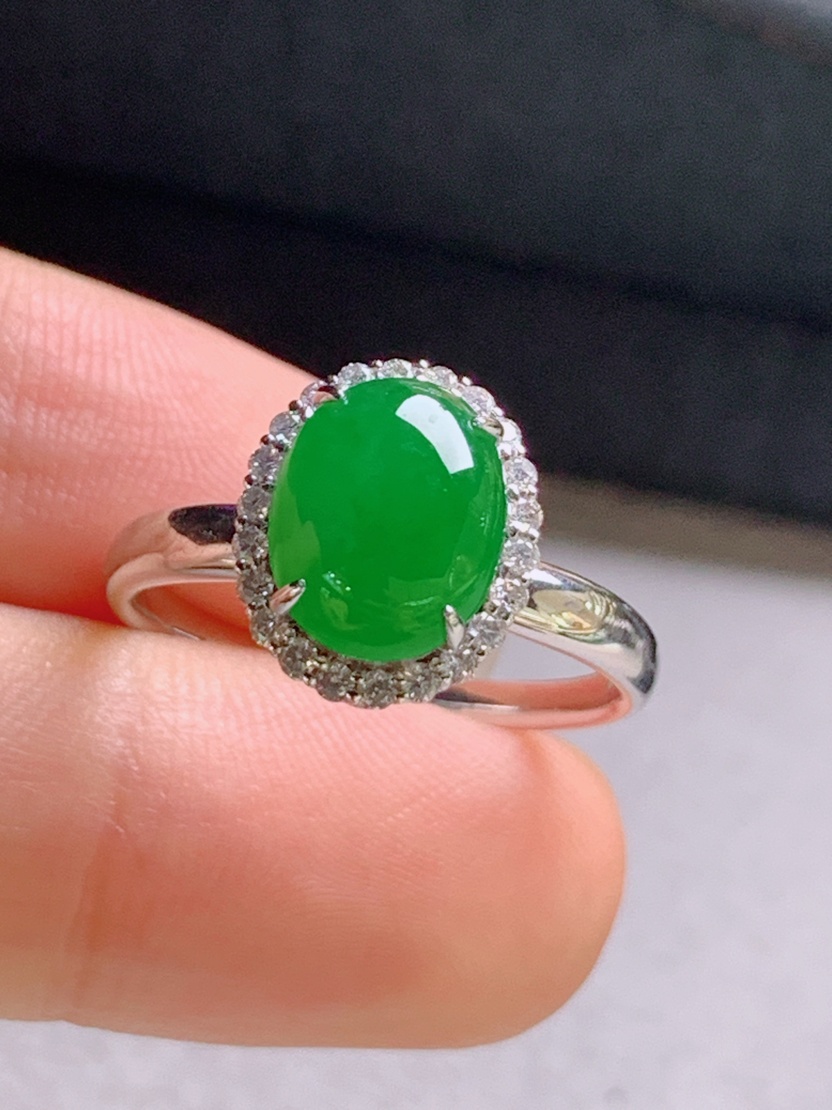 冰阳绿旦面戒指，色阳水润
裸石9.5-7.7-3.6
圈口14