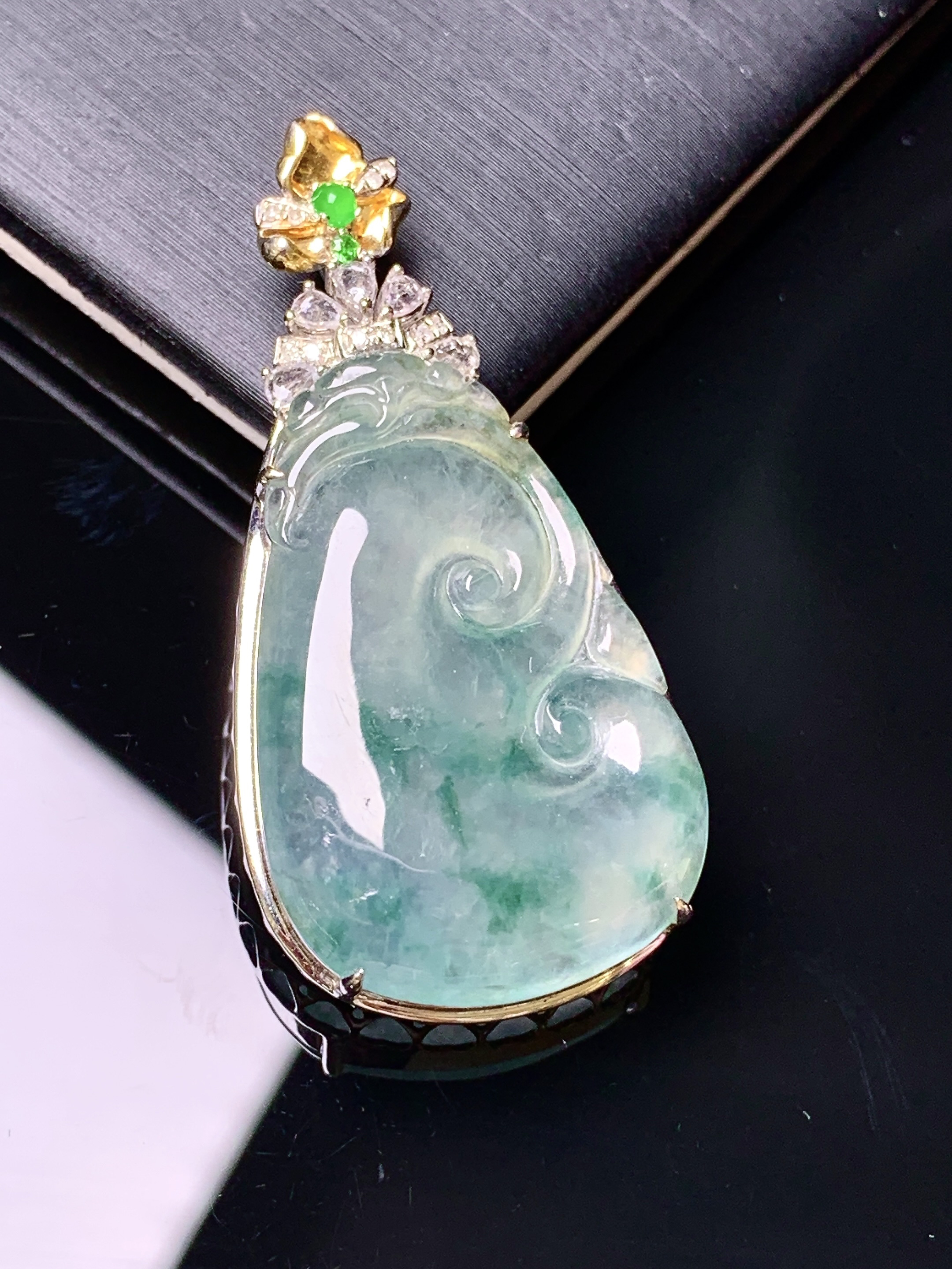 18k金钻镶嵌冰种如意吊坠 玉质细腻 色泽艳丽清新 水润亮眼 整体尺寸41.5*20.3*7.5yz