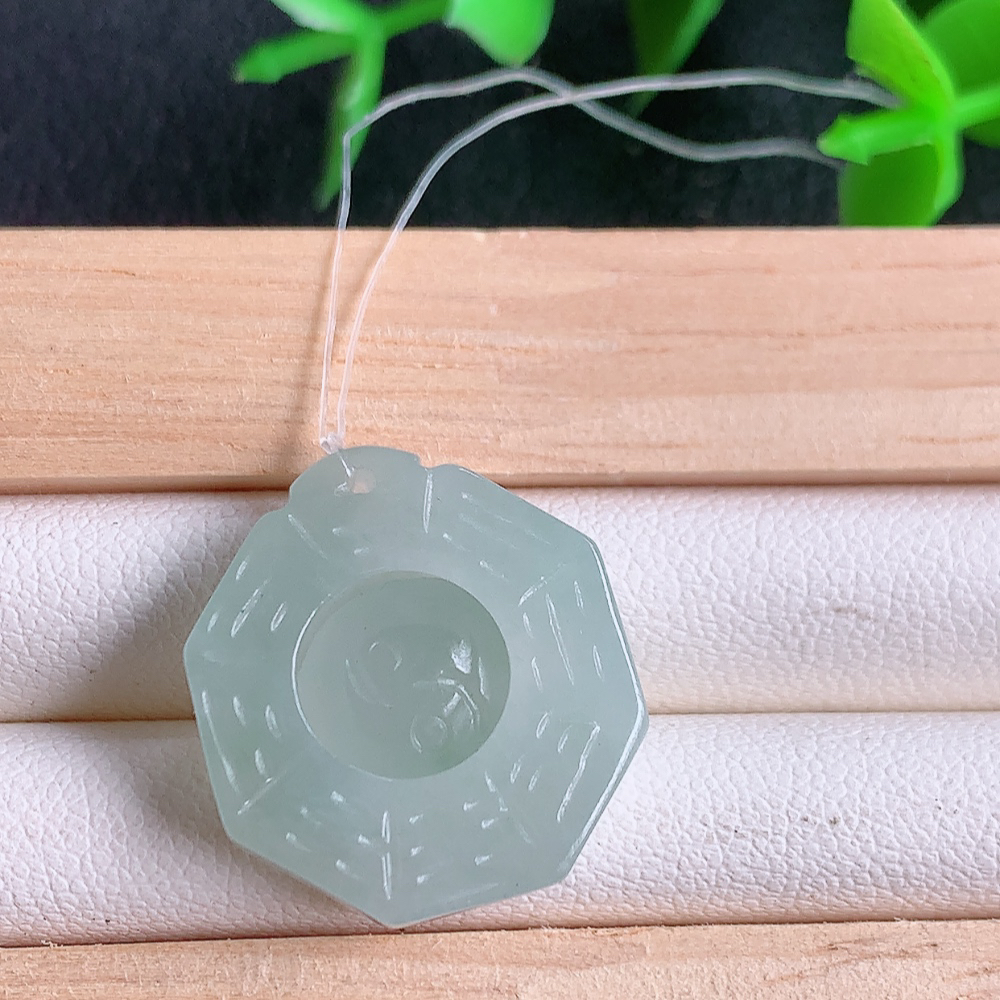冰润精雕翡翠八卦吊坠，寓意“时来运转，财源滚滚” 寓意佳，颜色清爽，佩戴效果优雅迷人！性价比超值！W49.11 尺寸：18.2-5mm