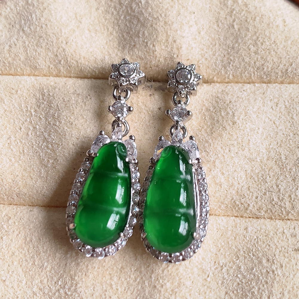 冰满绿翡翠925银镶嵌福豆耳坠，自然光实拍，翠色灵动，颜色漂亮，种老水足，品相佳，佩戴佳品！W481