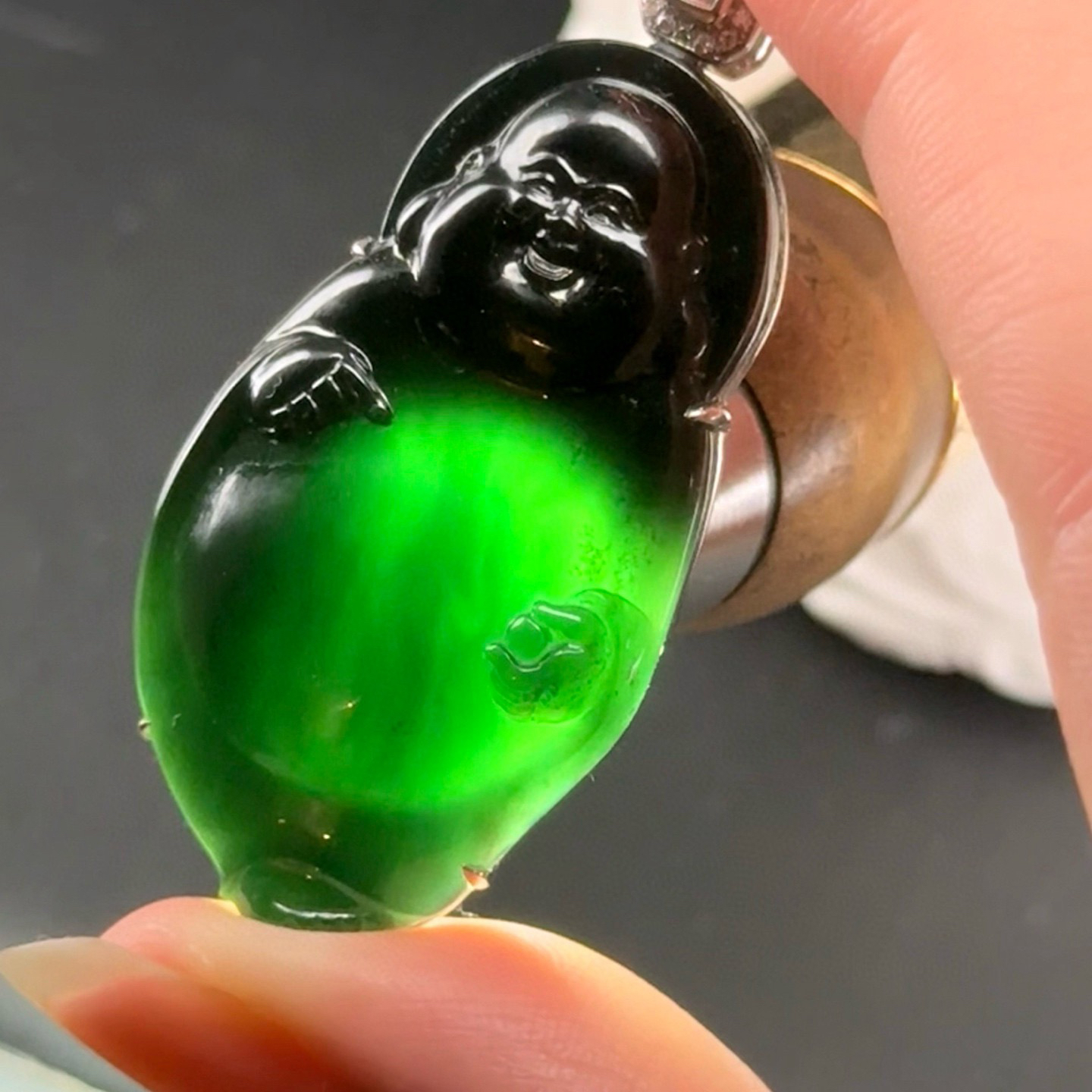 精品18k墨翠站佛 种好色正 黑度极好 打灯通透 油性十足 尺寸50.1